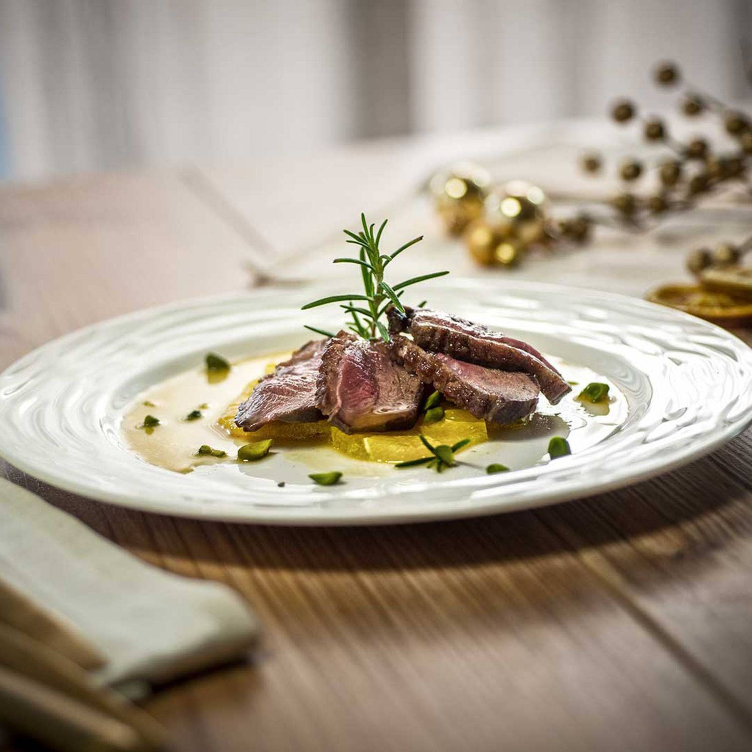 Serviervorschlag: Kalte Entenbrustscheiben auf Orangensalat