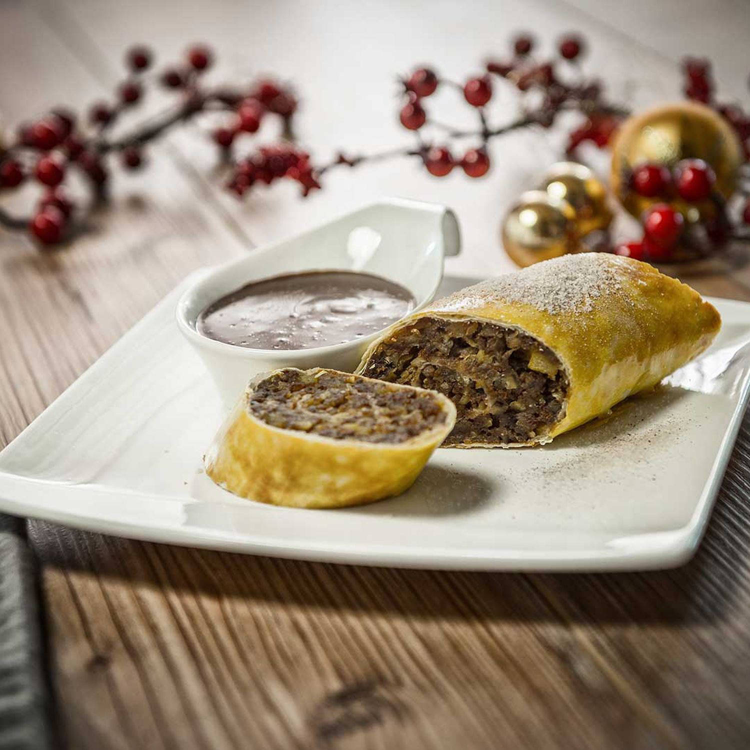 Serviervorschlag: Kastanienstrudel mit leichter Schokosauce