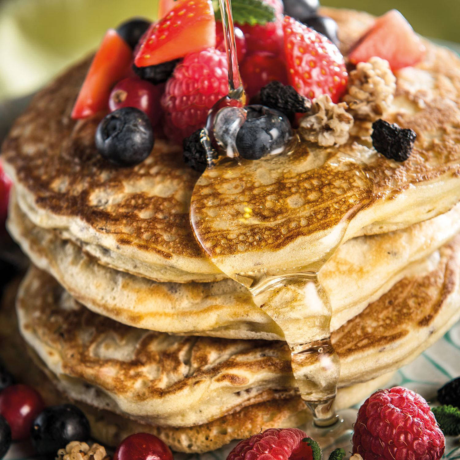 Serviervorschlag: Healthy Pancakes mit Agavendicksaft und Beeren