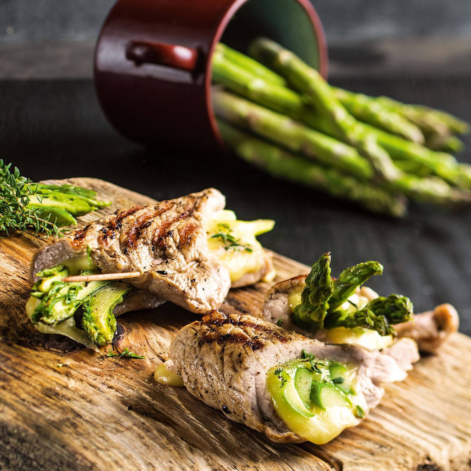 Serviervorschlag: Grill-Kotelett gefüllt mit Käse und Spargel
