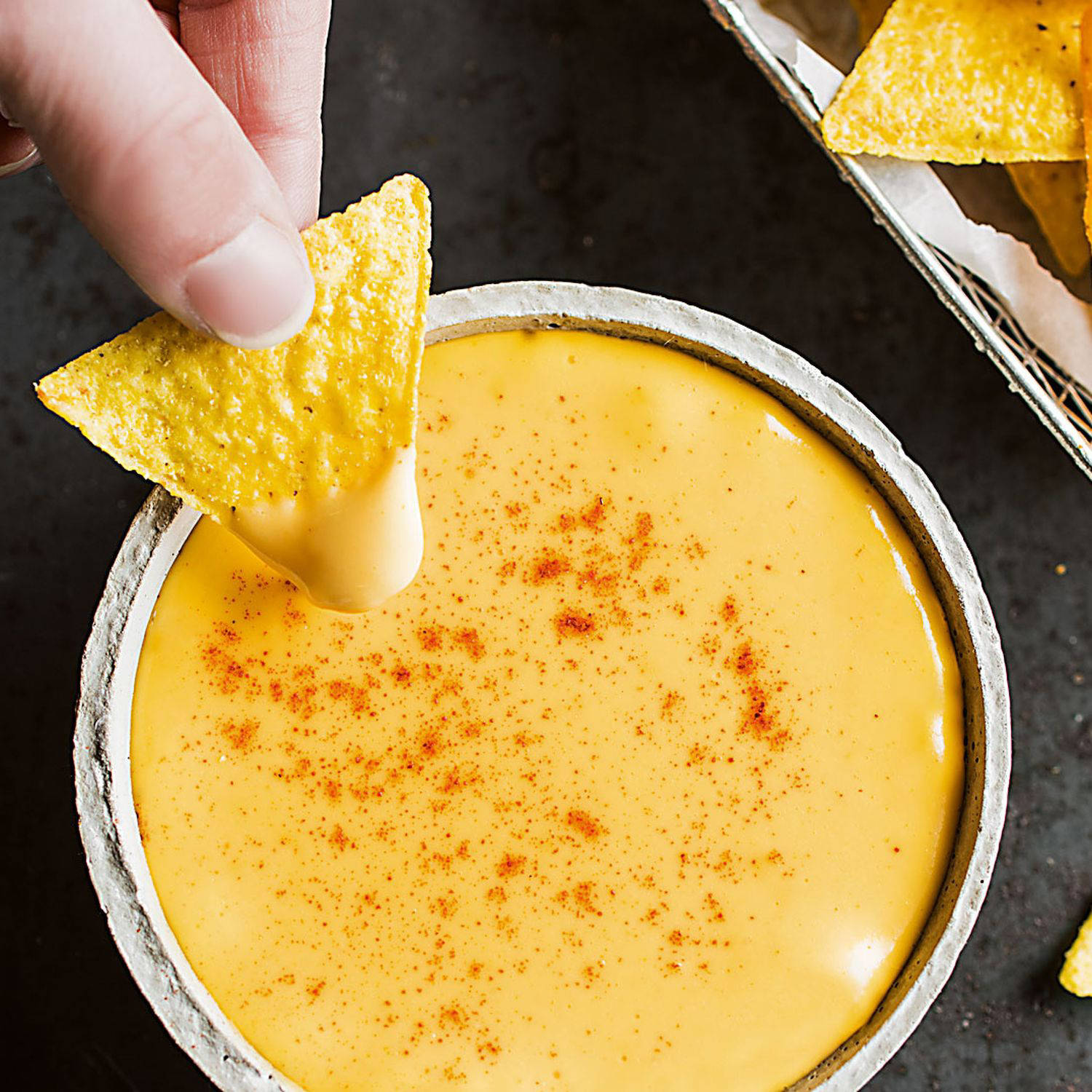 Serviervorschlag: Cheddar Käsesauce mit Tortilla Chips