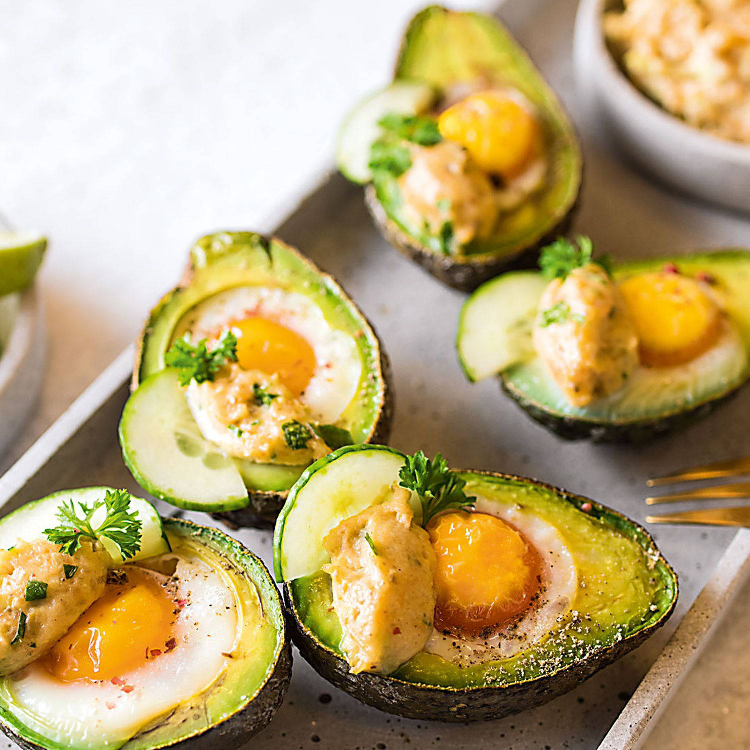 Serviervorschlag: Avocado-Eier mit Räucherlachs