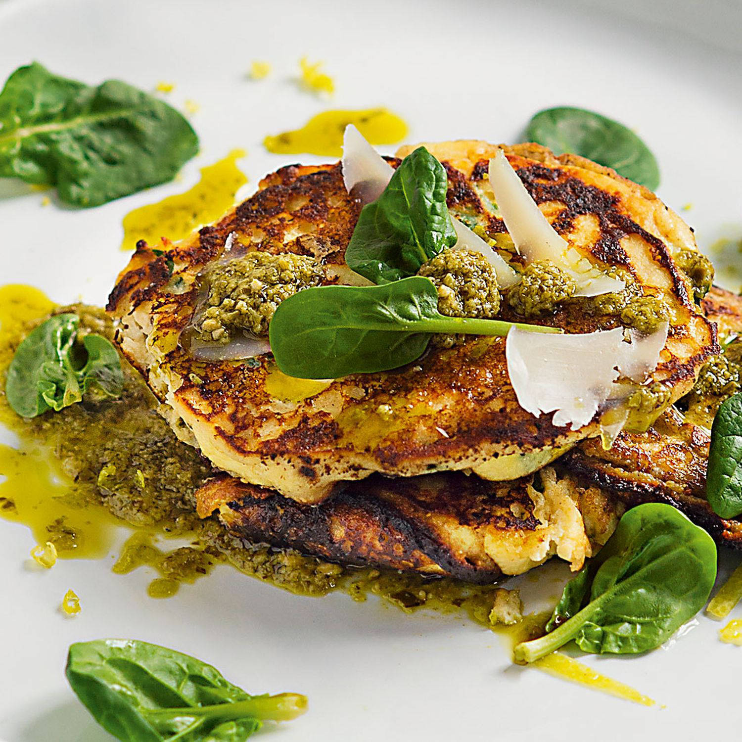 Serviervorschlag: Spinat-Ricotta-Küchlein mit Parmesan und Pesto