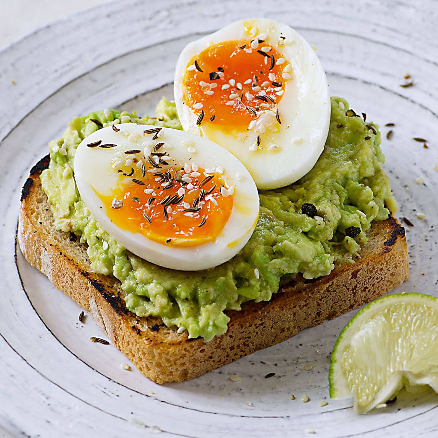 Serviervorschlag: Toastbrot mit Avocadocreme und weichem Ei