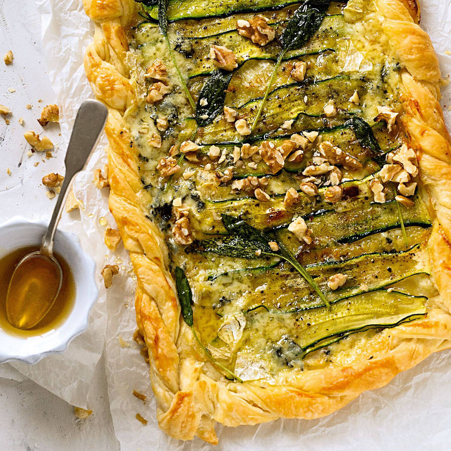 Serviervorschlag: Zucchini-Gorgonzola-Tarte mit Honig und Walnüssen