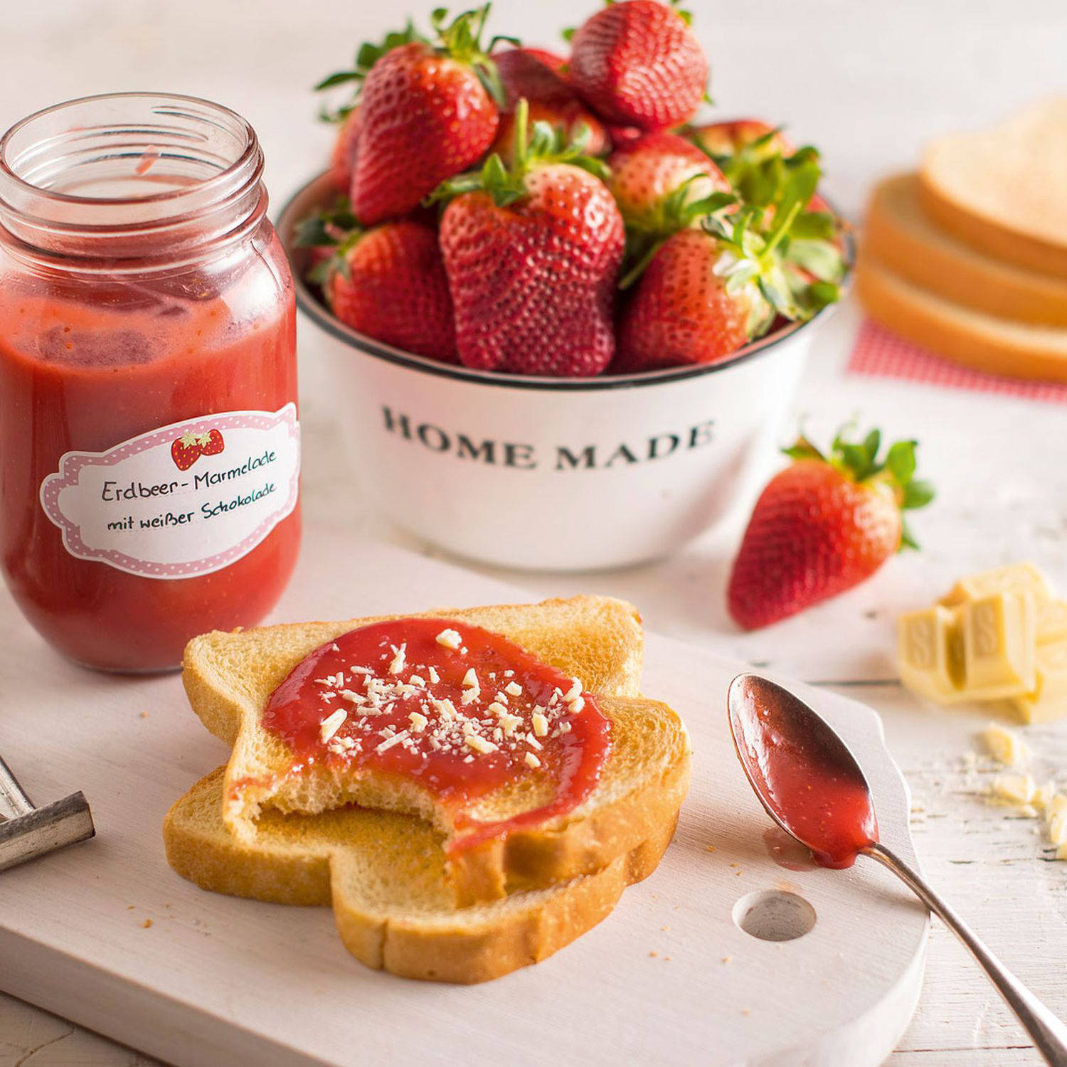 Serviervorschlag: Erdbeer-Marmelade mit weißer Schokolade