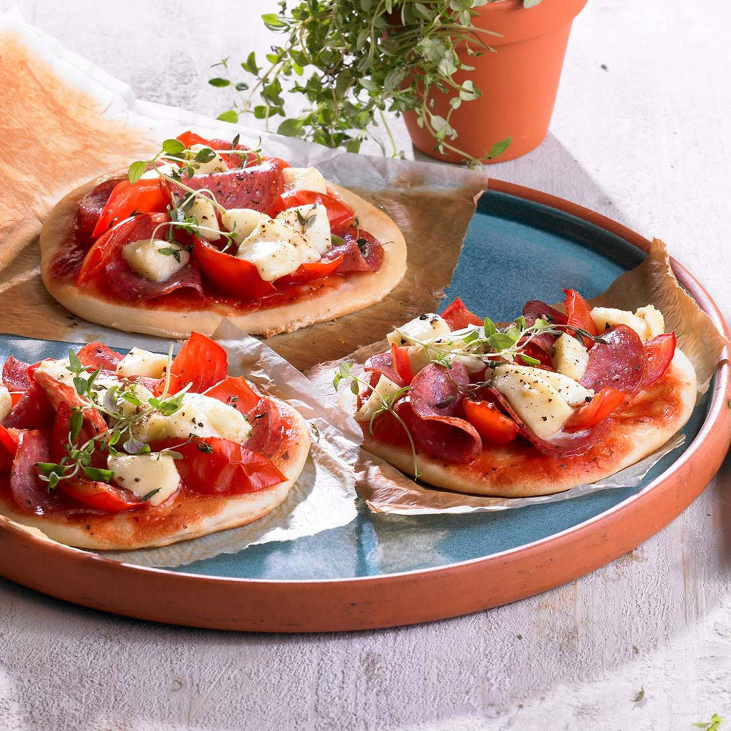 Serviervorschlag: Pizza mit Salami und Mozzarella