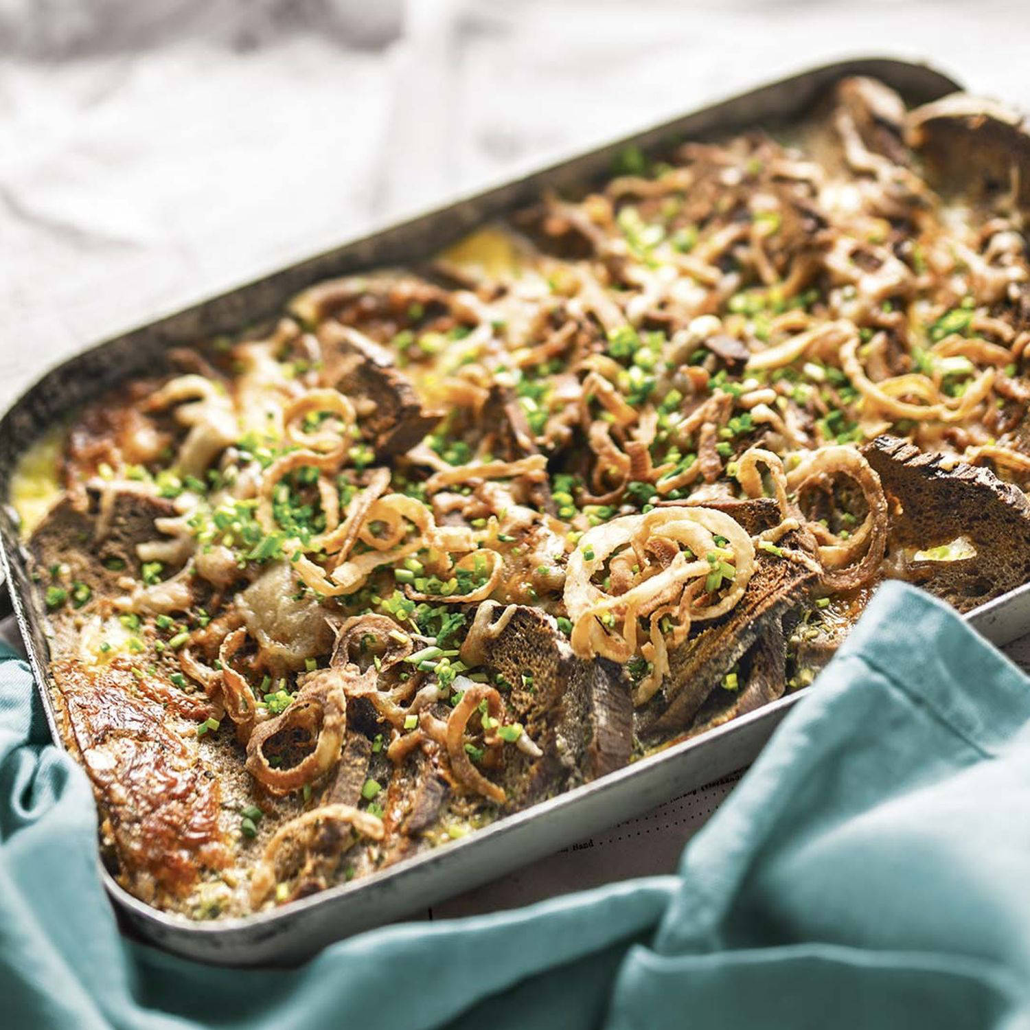 Serviervorschlag: Brotauflauf mit Almkäse gratiniert