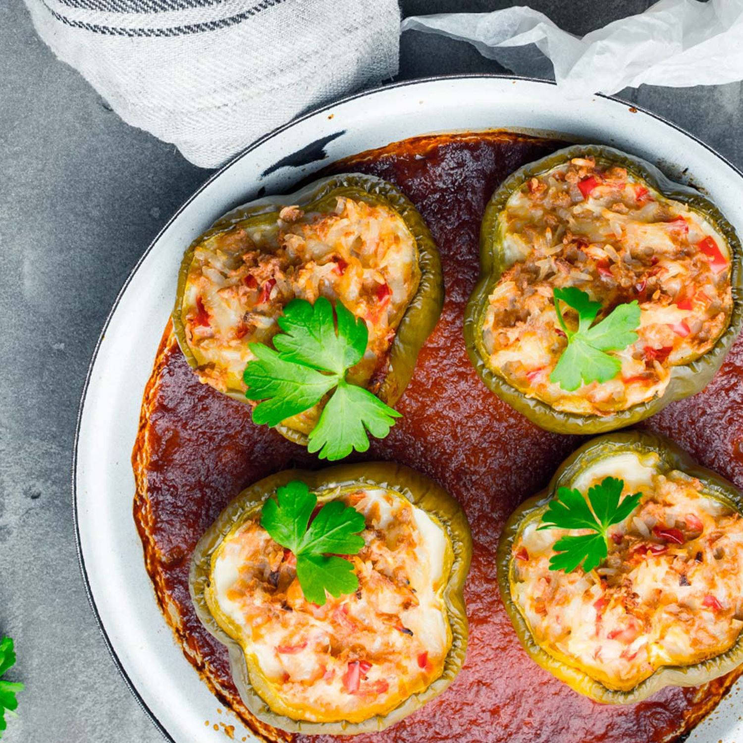 Serviervorschlag: Gefüllte Paprika mit Sojagranulat