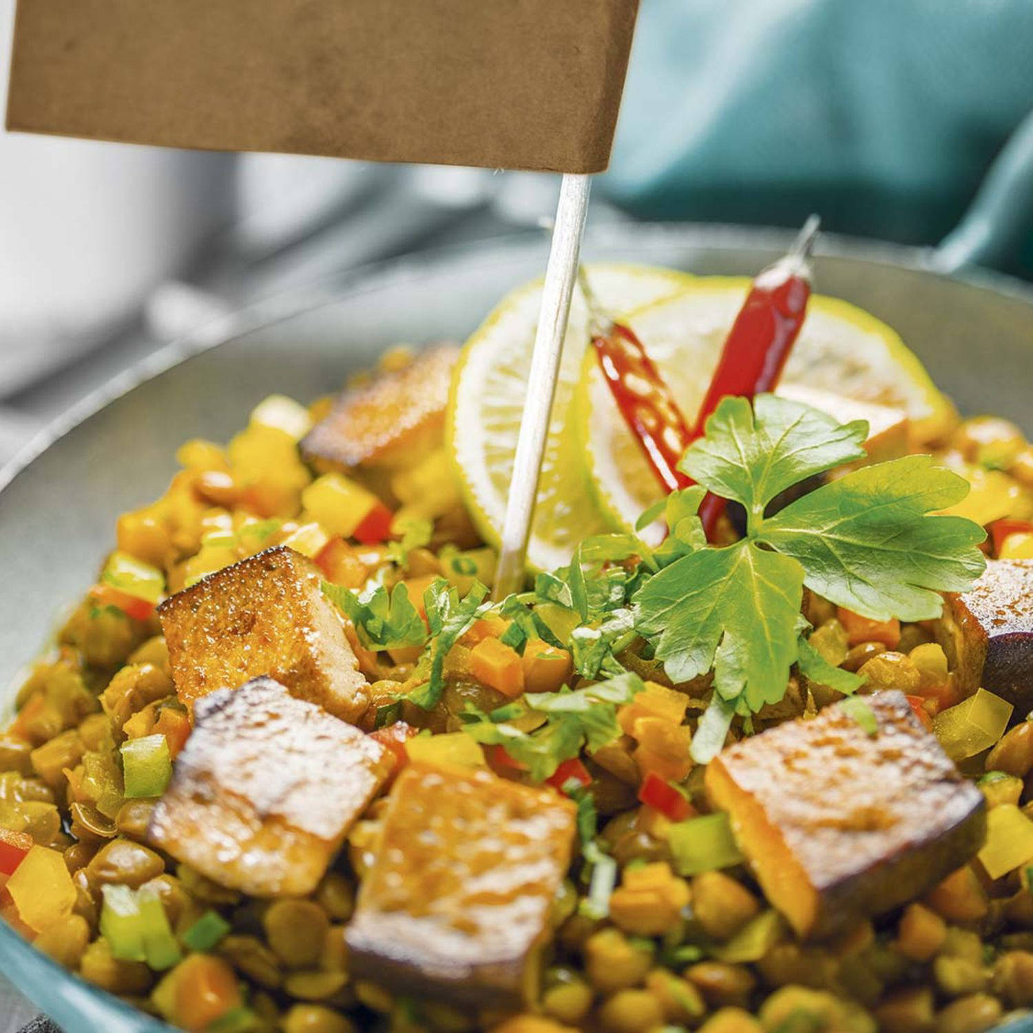 Serviervorschlag: Curry-Linsen-Ragout mit geräuchertem Tofu