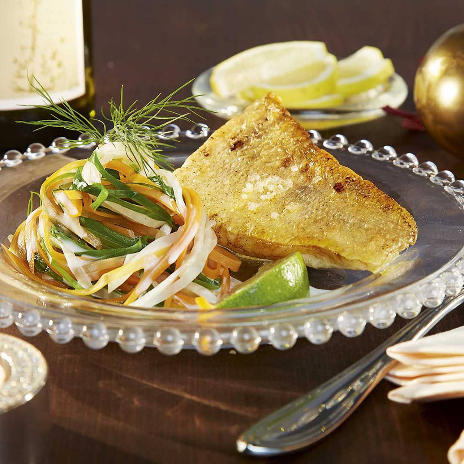 Serviervorschlag: Knusprig gebratener Zander mit Gemüsestreifen und Spätzle