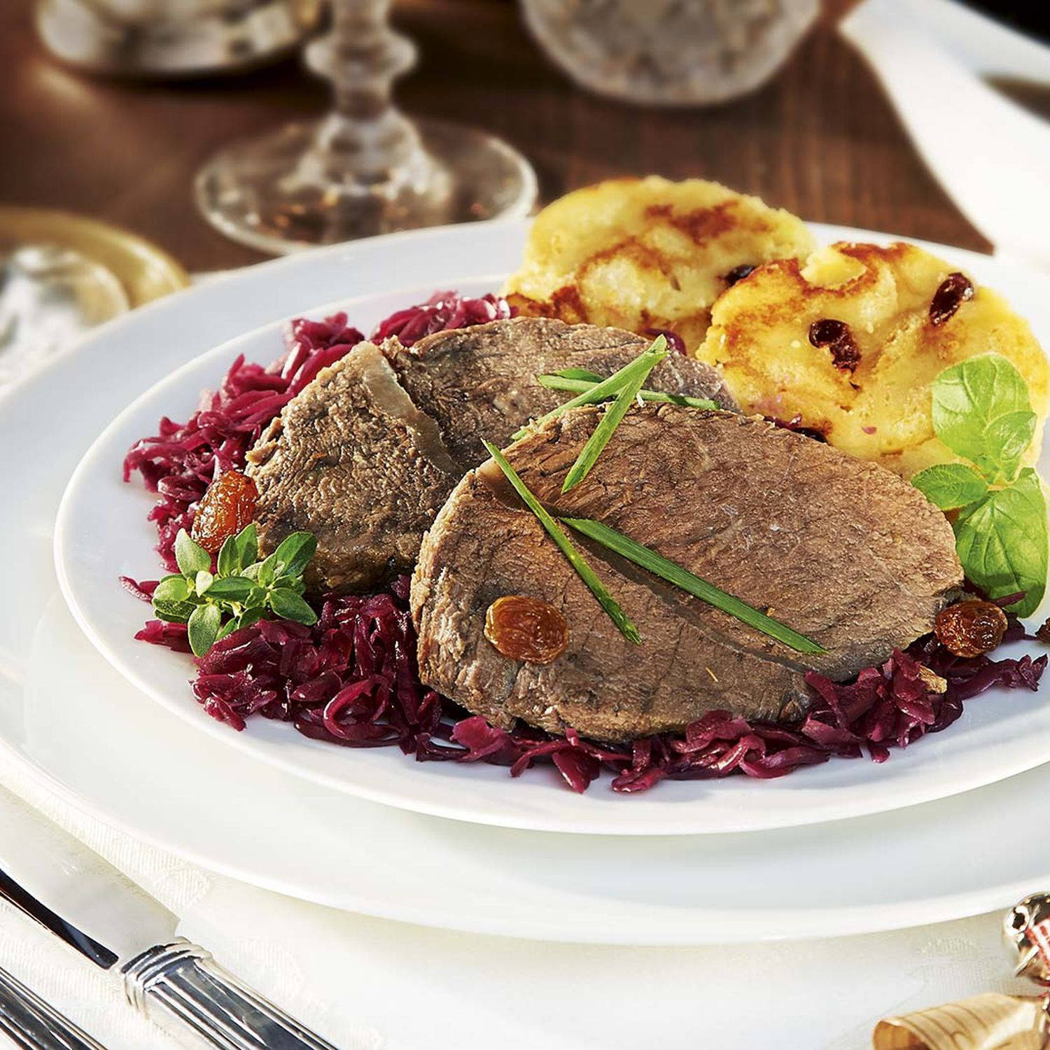 Serviervorschlag: Sauerbraten mit hausgemachten Knödeln