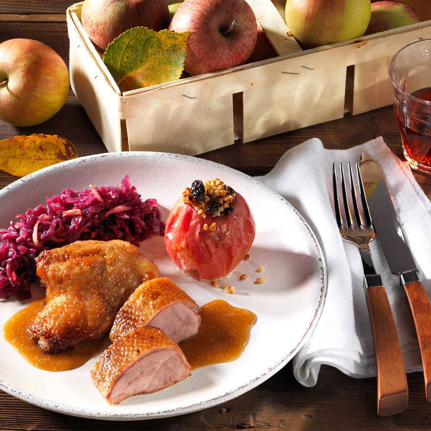 Serviervorschlag: Knusperente mit Bratapfel und Blaukraut