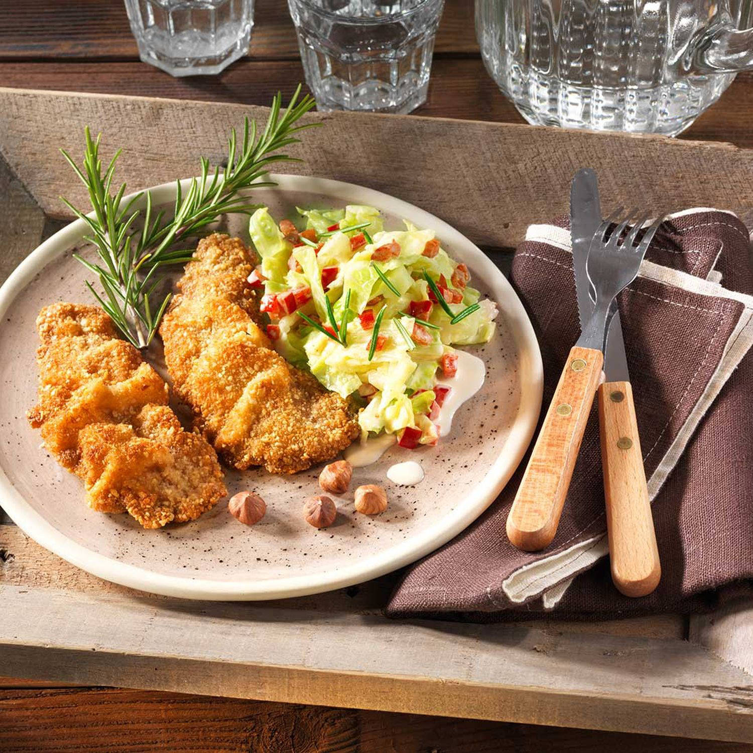 Serviervorschlag: Wildschweinschnitzelchen in Nusspanade