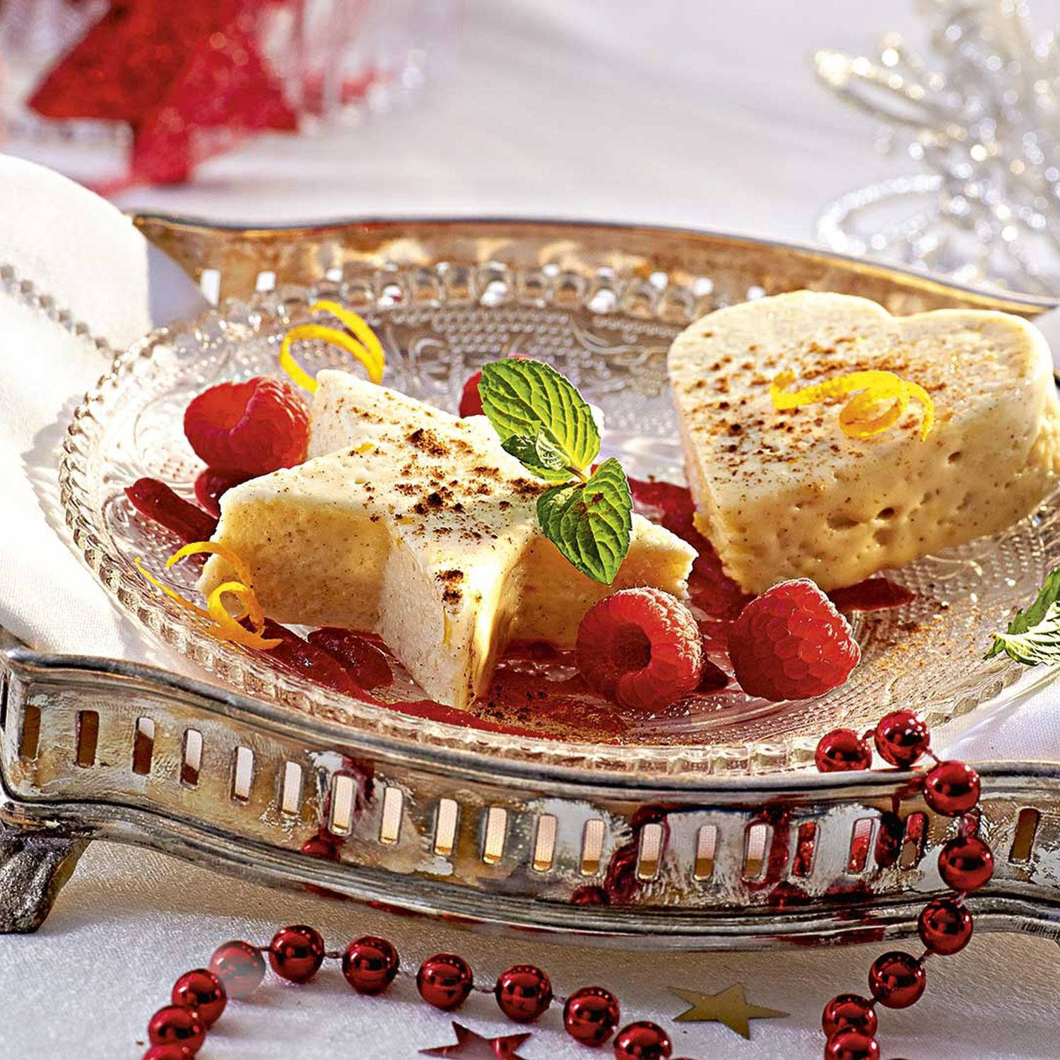Serviervorschlag: Orangen-Zimt-Parfait mit Himbeersauce