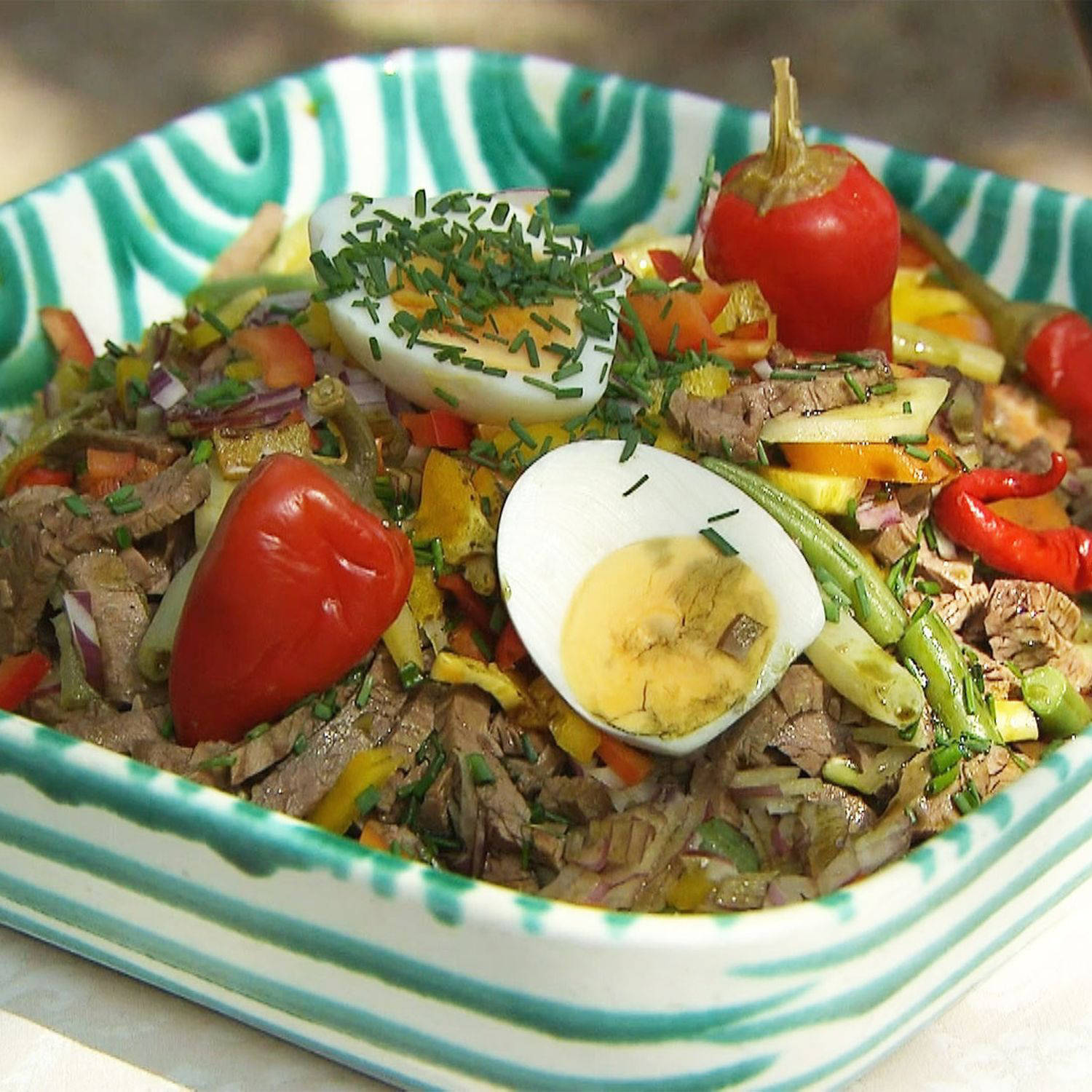 Serviervorschlag: Rindfleischsalat mit Fisolen und Kernöl