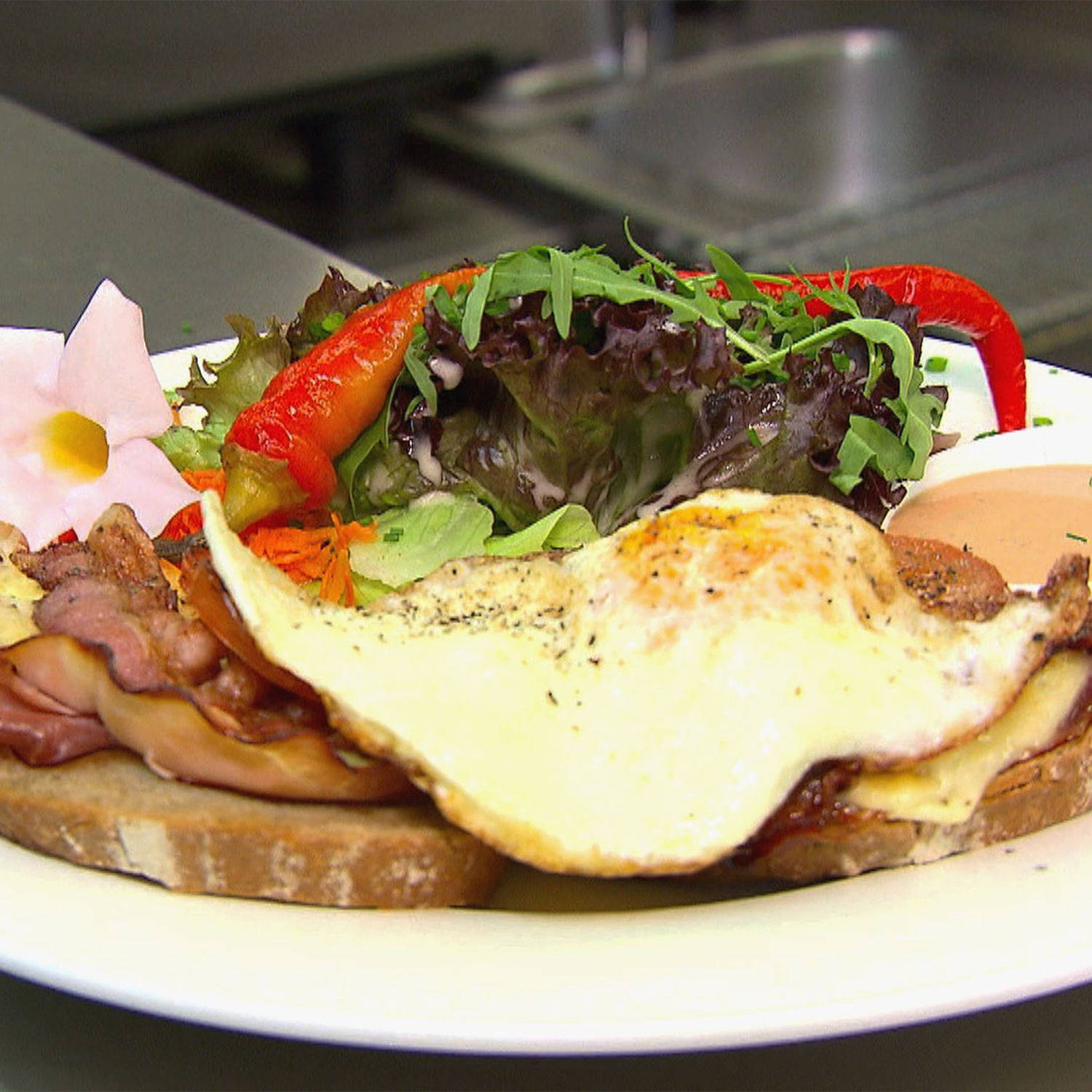 Serviervorschlag: Haustoast vom Schwarzbrot