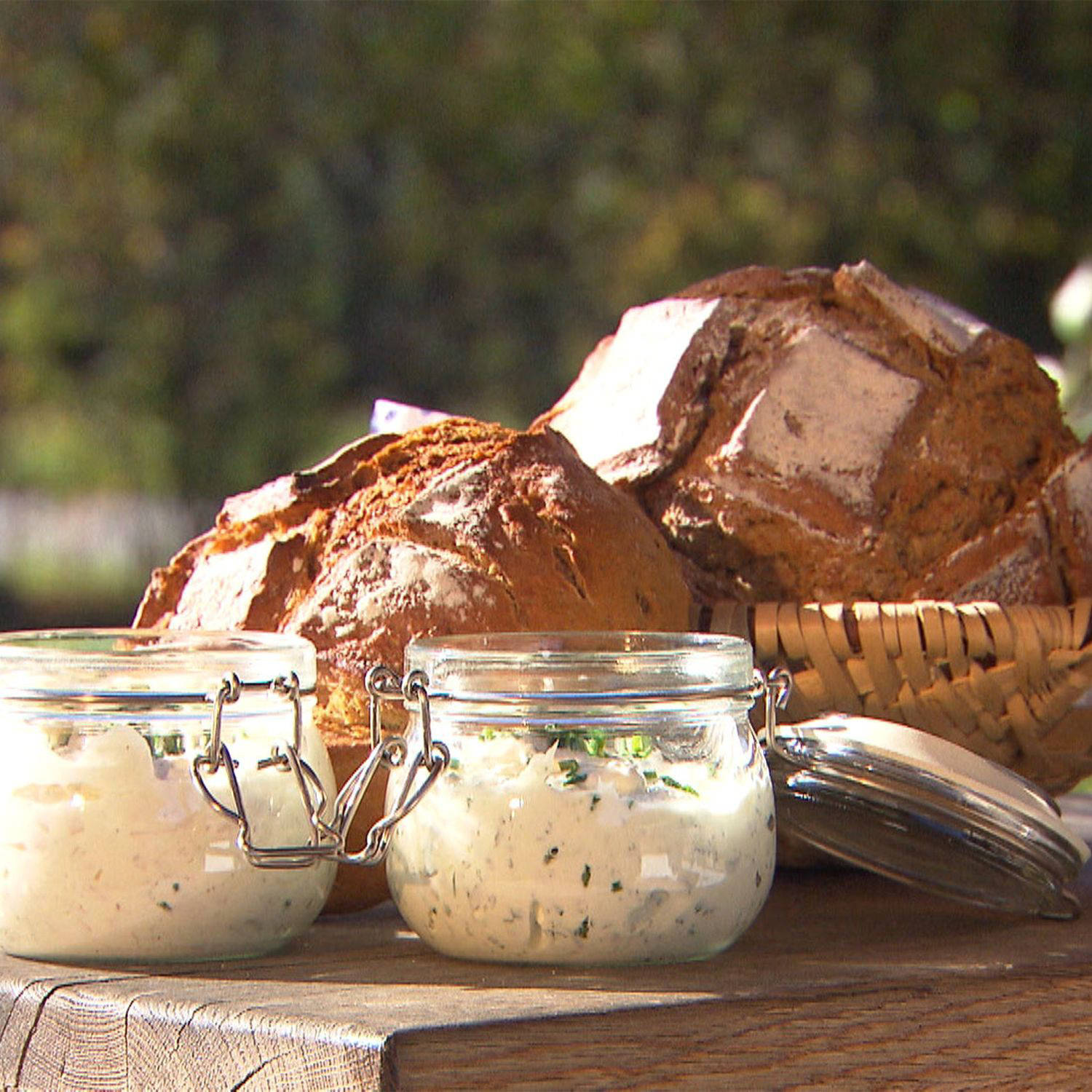 Serviervorschlag: Selbst gebackenes Bauernbrot
