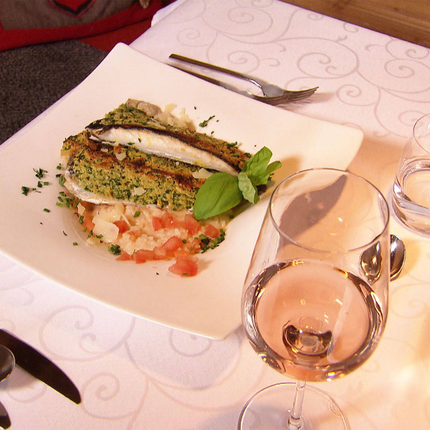 Serviervorschlag: Kärntner Laxn mit Tomatenrisotto