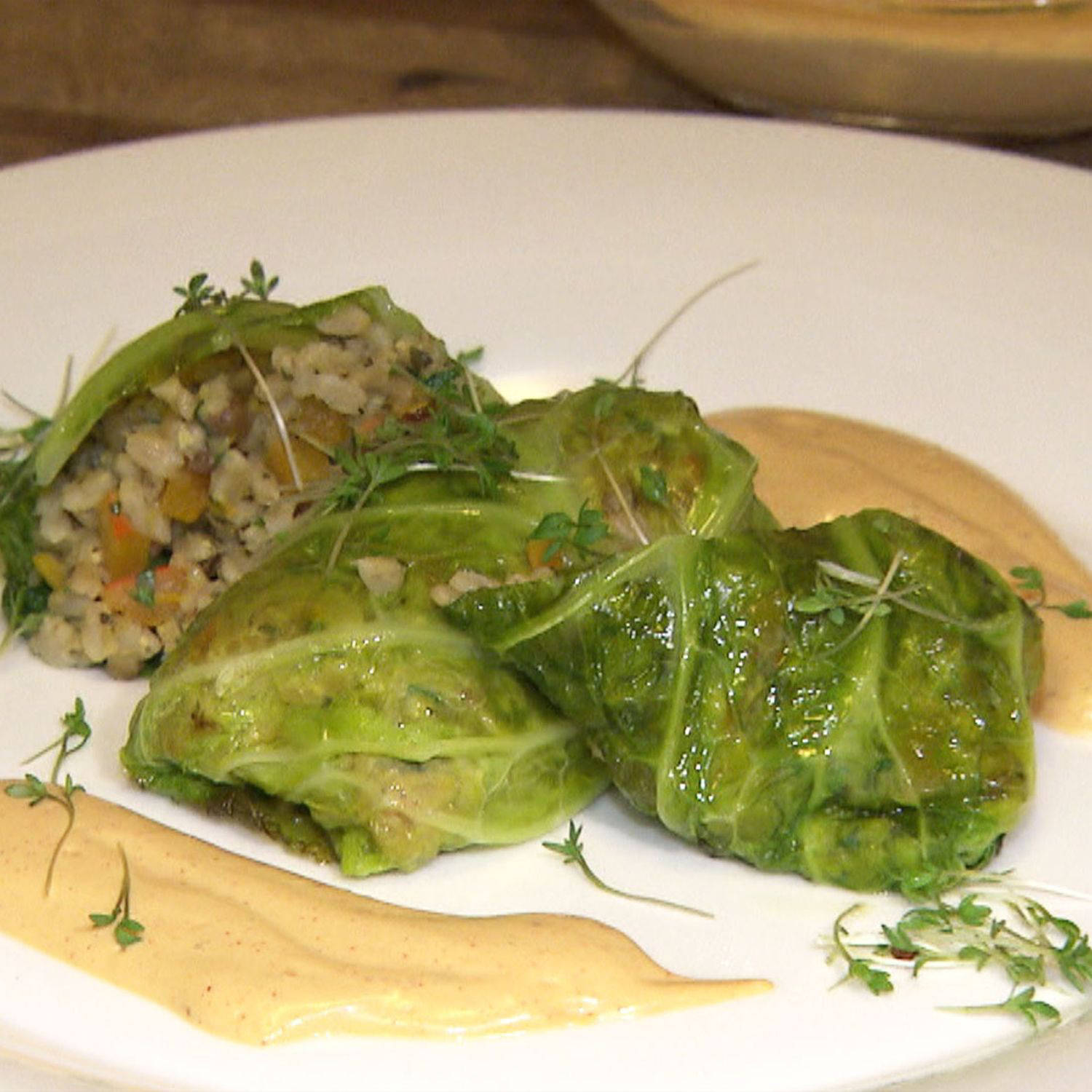 Serviervorschlag: Kohlroulade mit Hafer-Berglinsen-Fülle