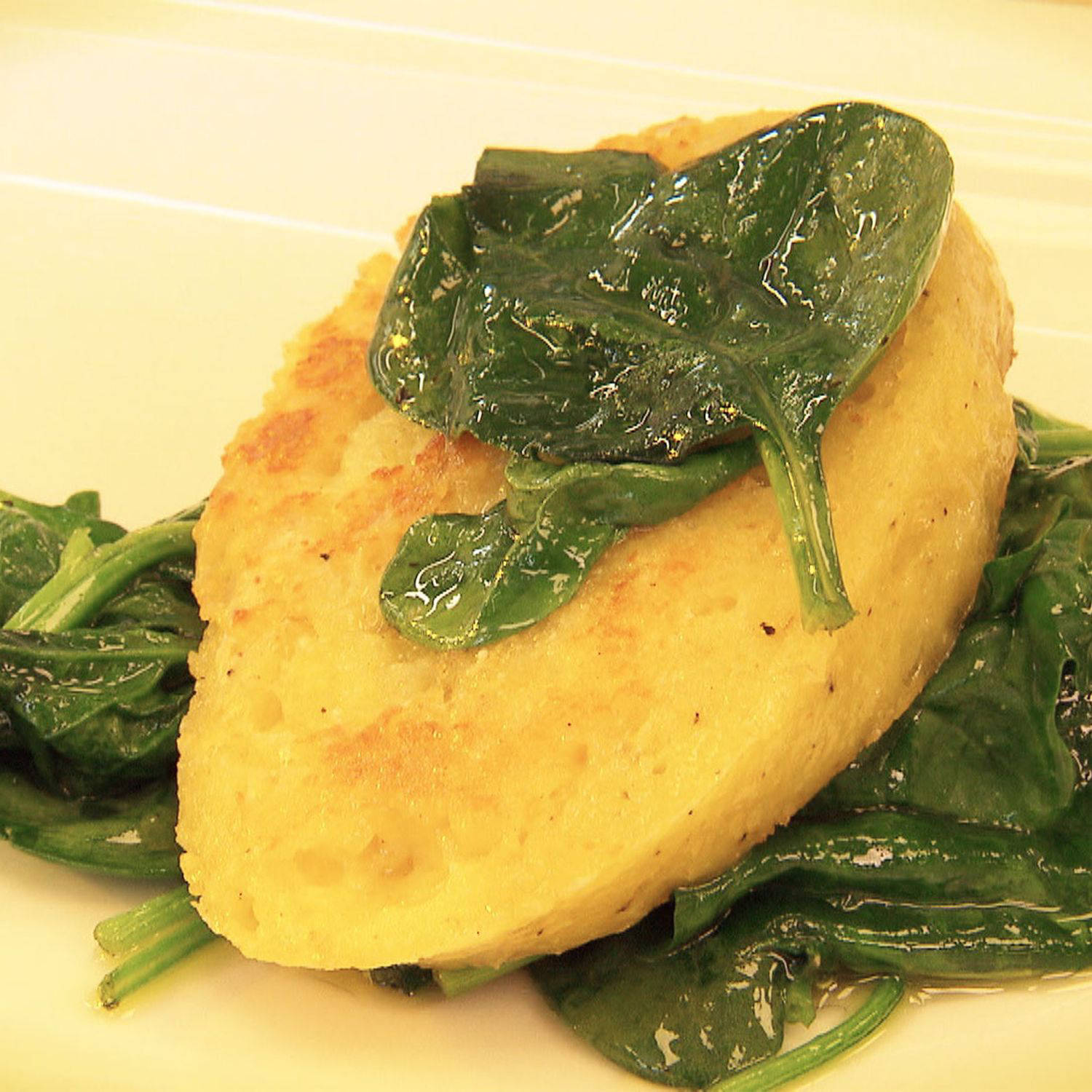 Serviervorschlag: Kartoffelroulade mit „Sura Kees“ und Blattspinat