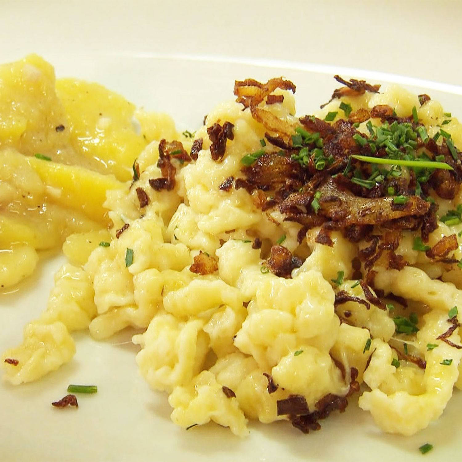 Serviervorschlag: Käsknöpfle und Kartoffelsalat