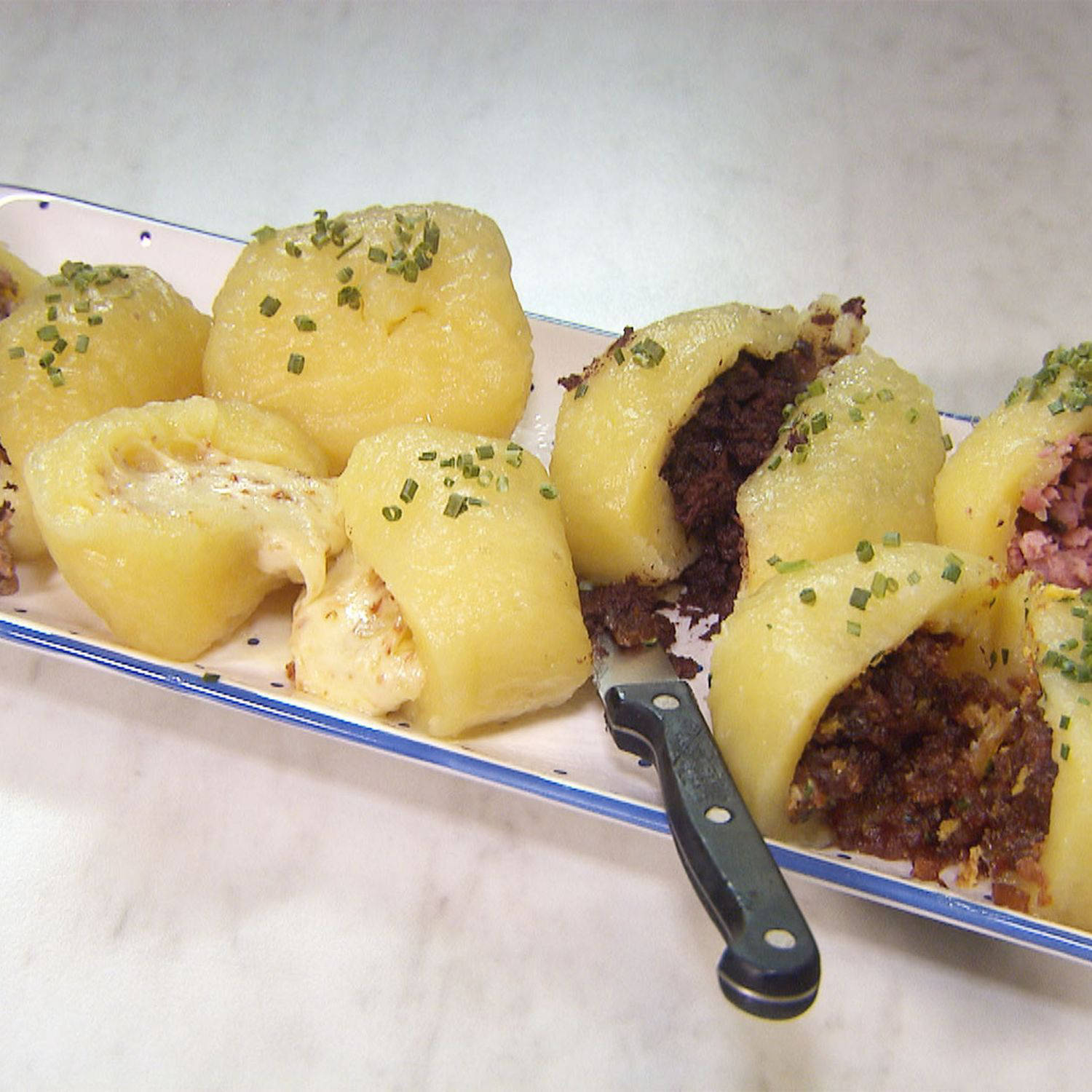 Serviervorschlag: Grammelknödel mit Eierspeis