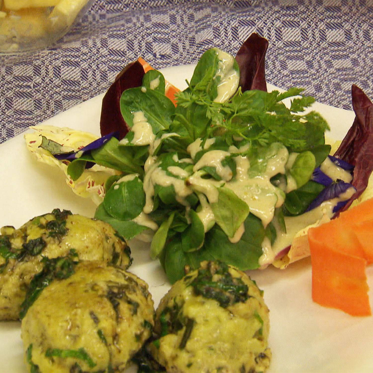 Serviervorschlag: Bärlauchnockerl mit Frühlingssalaten