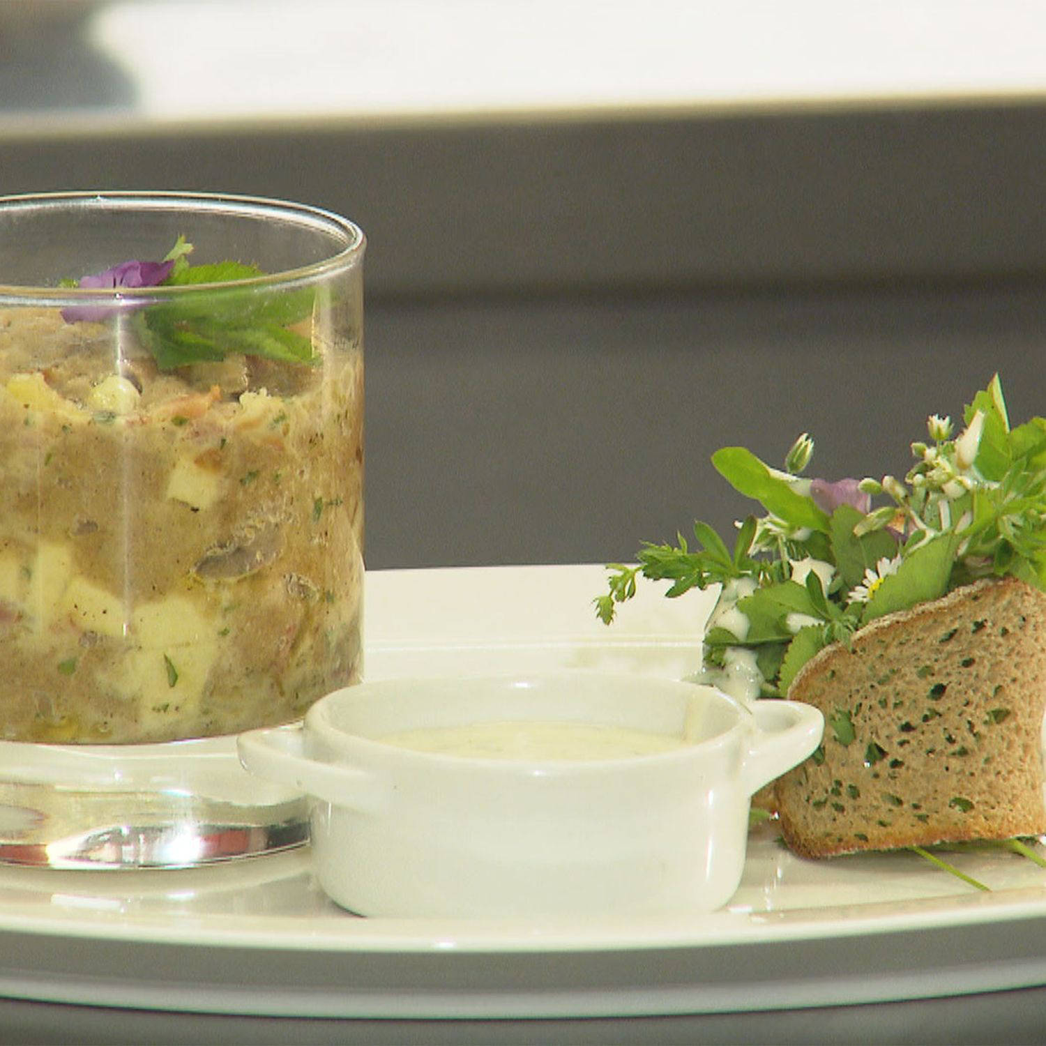 Serviervorschlag: Schwarzbrotknödel mit Speck und Äpfeln