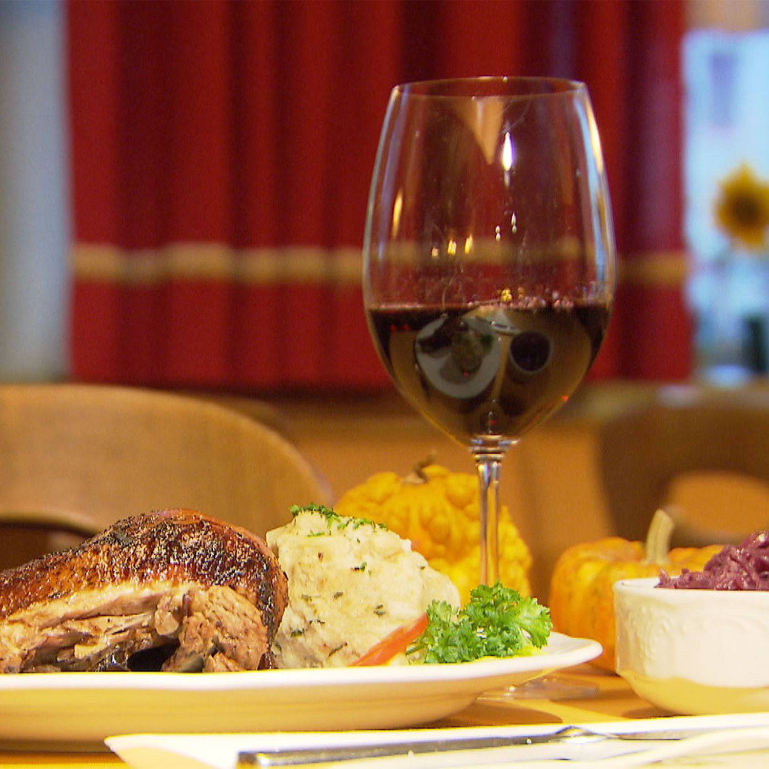 Serviervorschlag: Martinigansl mit Rotkraut und Knödeln
