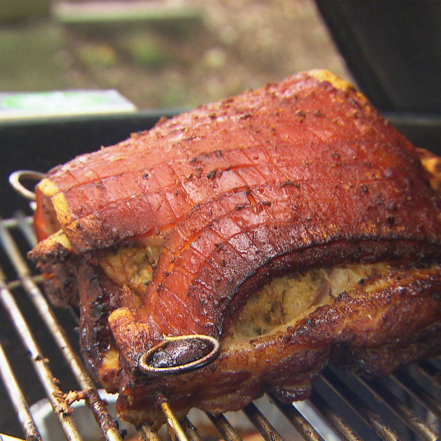 Serviervorschlag: Gefüllter Schweinebauch mit Honig-Speck-Kraut