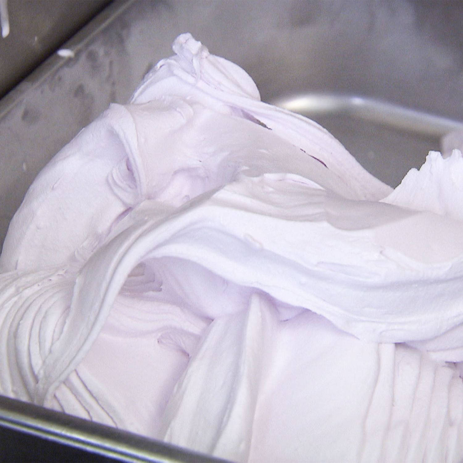 Serviervorschlag: Eis aus Veilchen