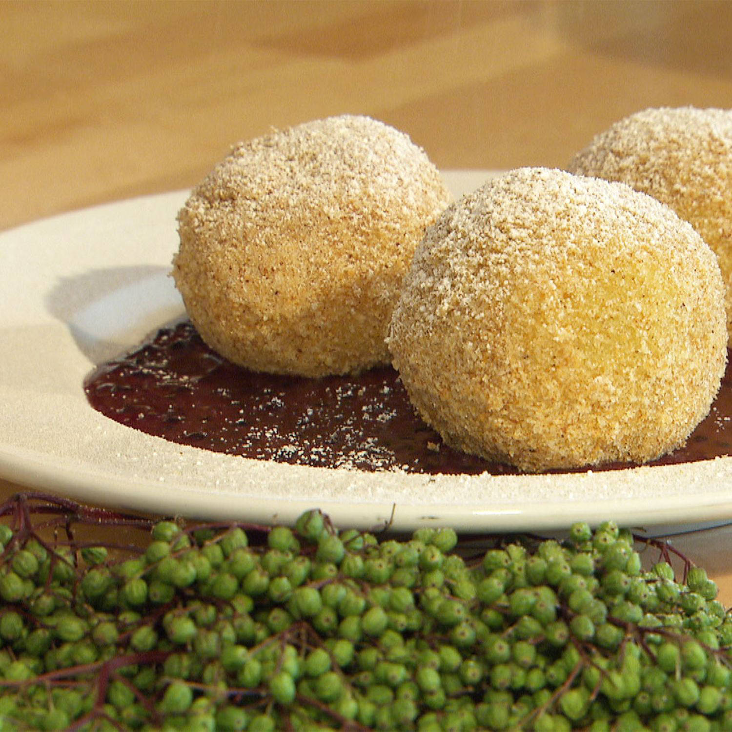 Serviervorschlag: Mohnknödel mit Hollerkoch