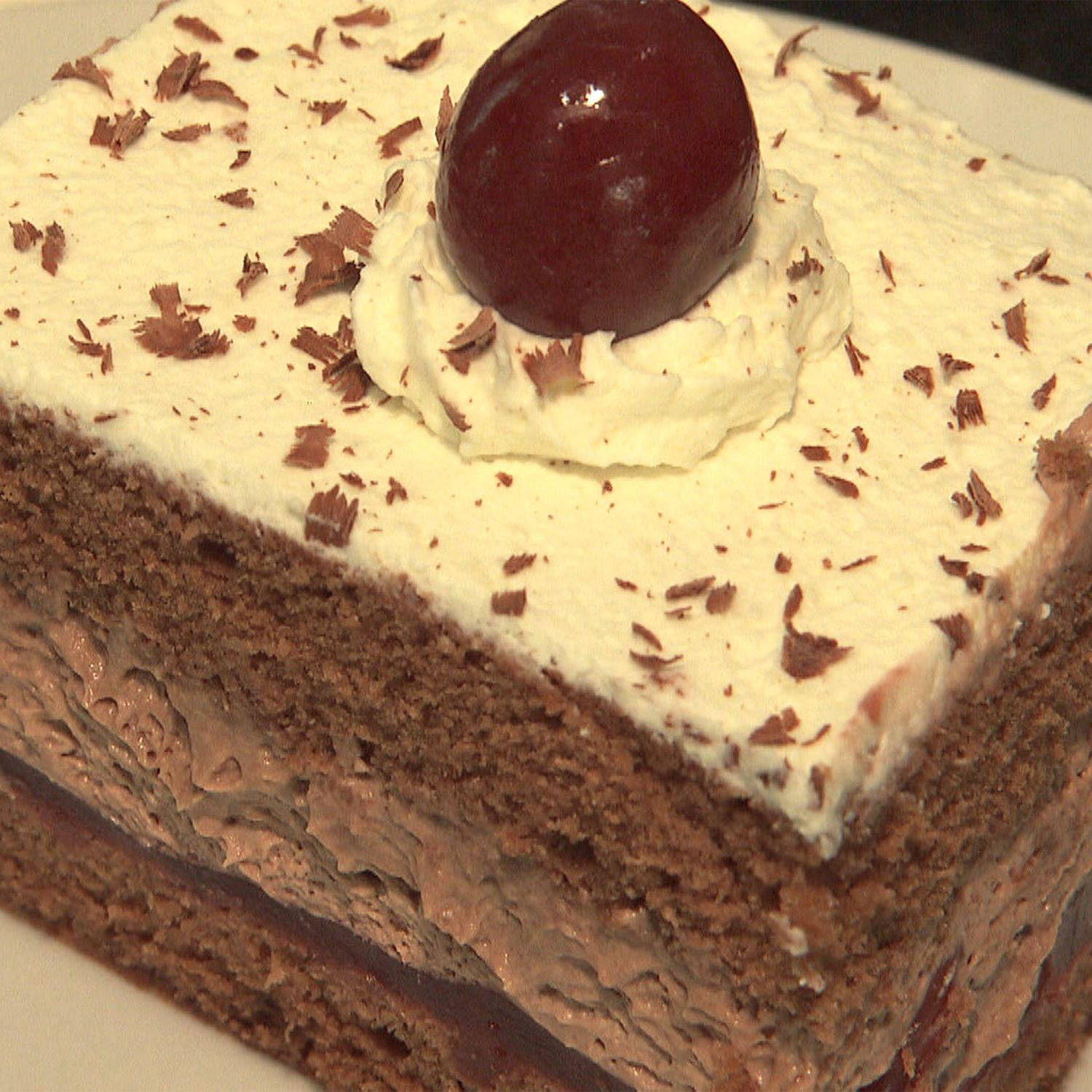 Serviervorschlag: Schoko-Kirsch-Schnitte