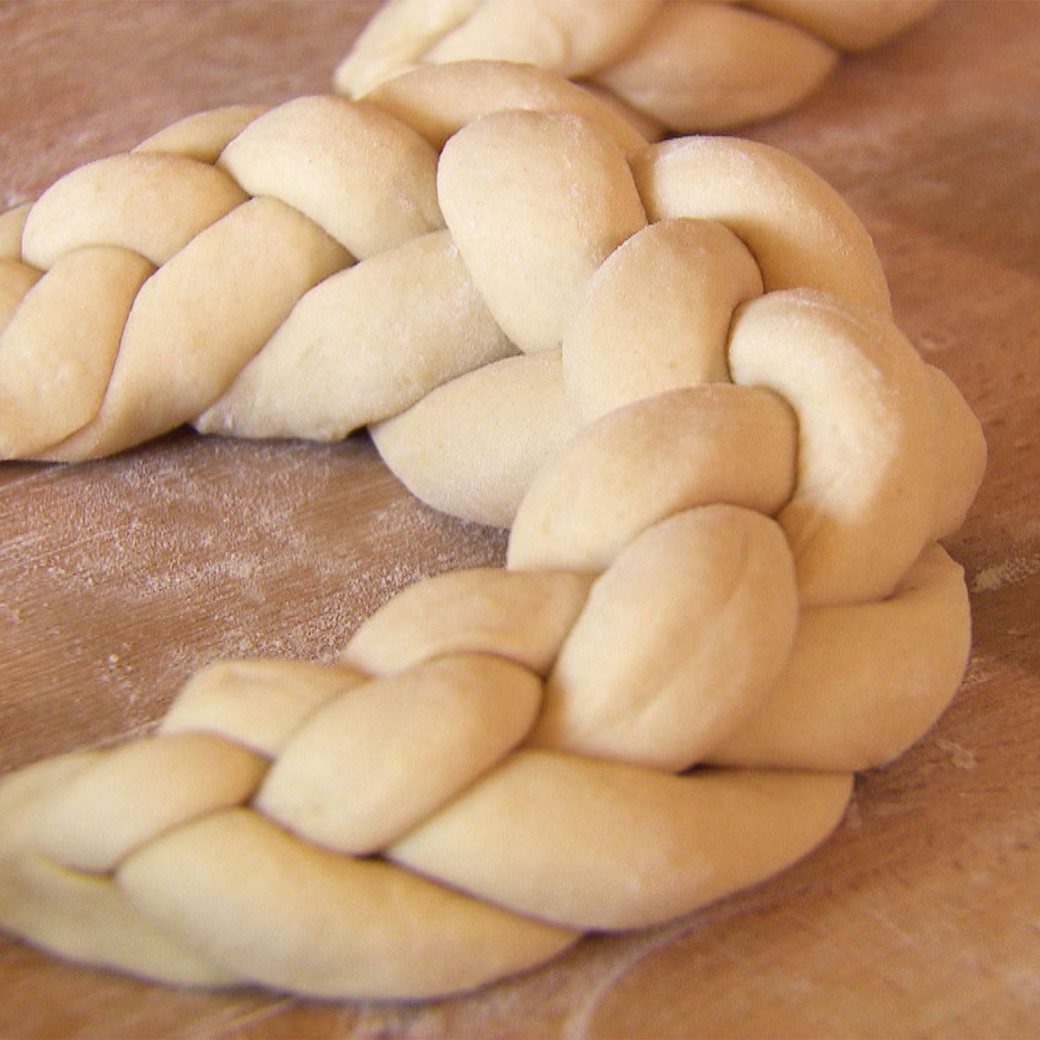 Serviervorschlag: Geflochtenes Osterkipferl