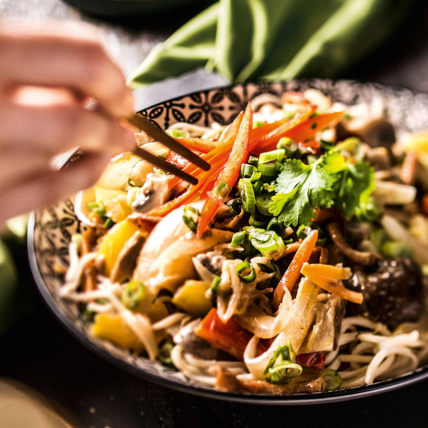 Serviervorschlag: Asiatisches Pilzcurry mit Mie-Nudeln und Wok-Gemüse
