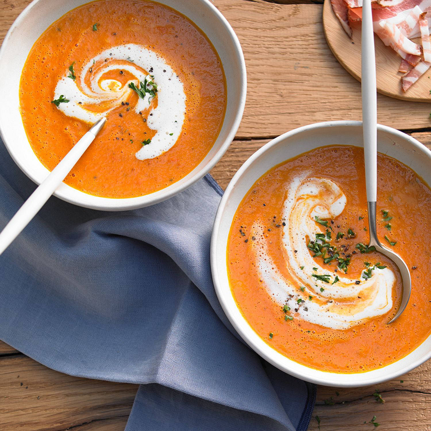 Serviervorschlag: Hensslers schnelle Tomatensuppe mit Speck