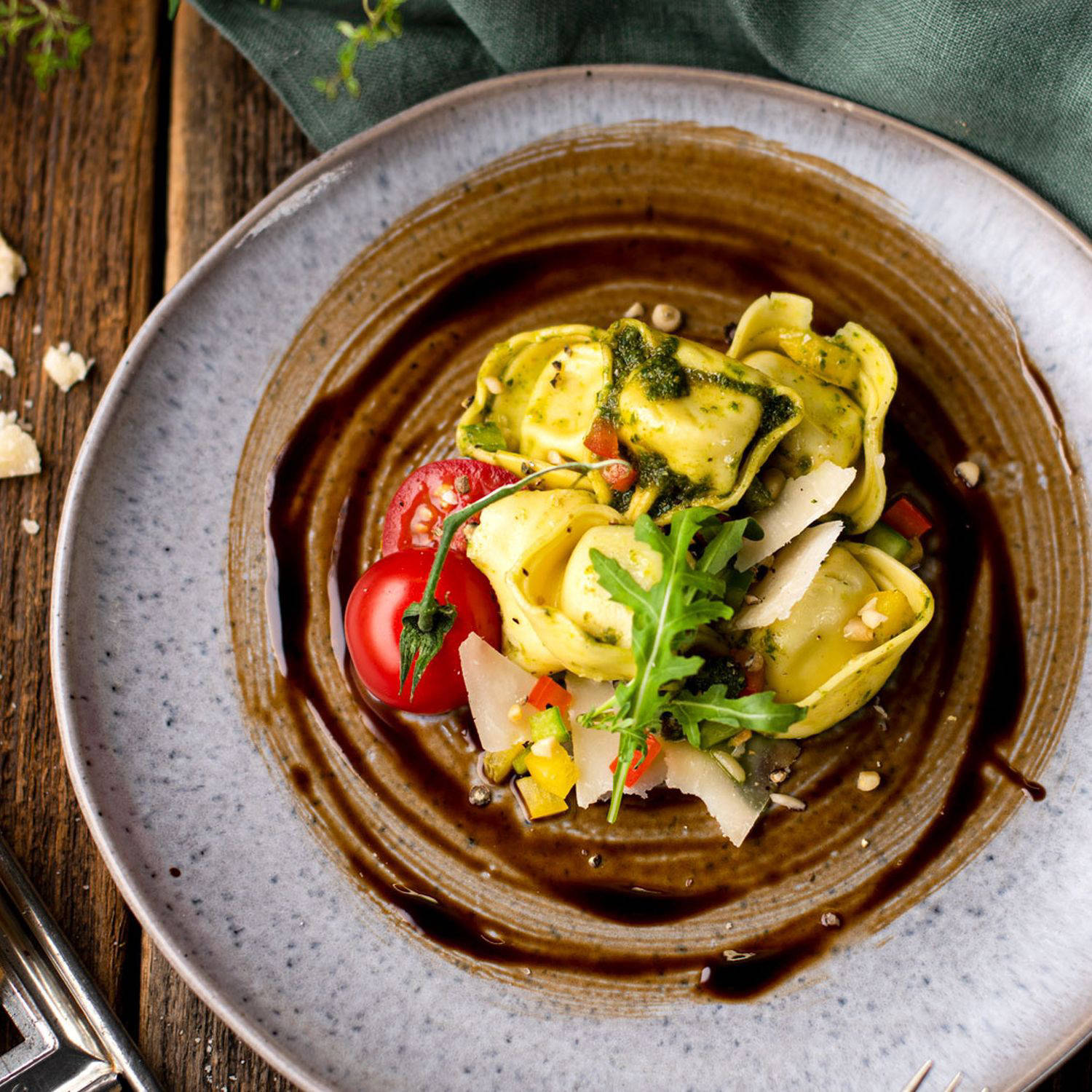 Serviervorschlag: Bio-Tortellini-Salat mit Rucola-Pesto, Parmigiano und Balsamico-Creme