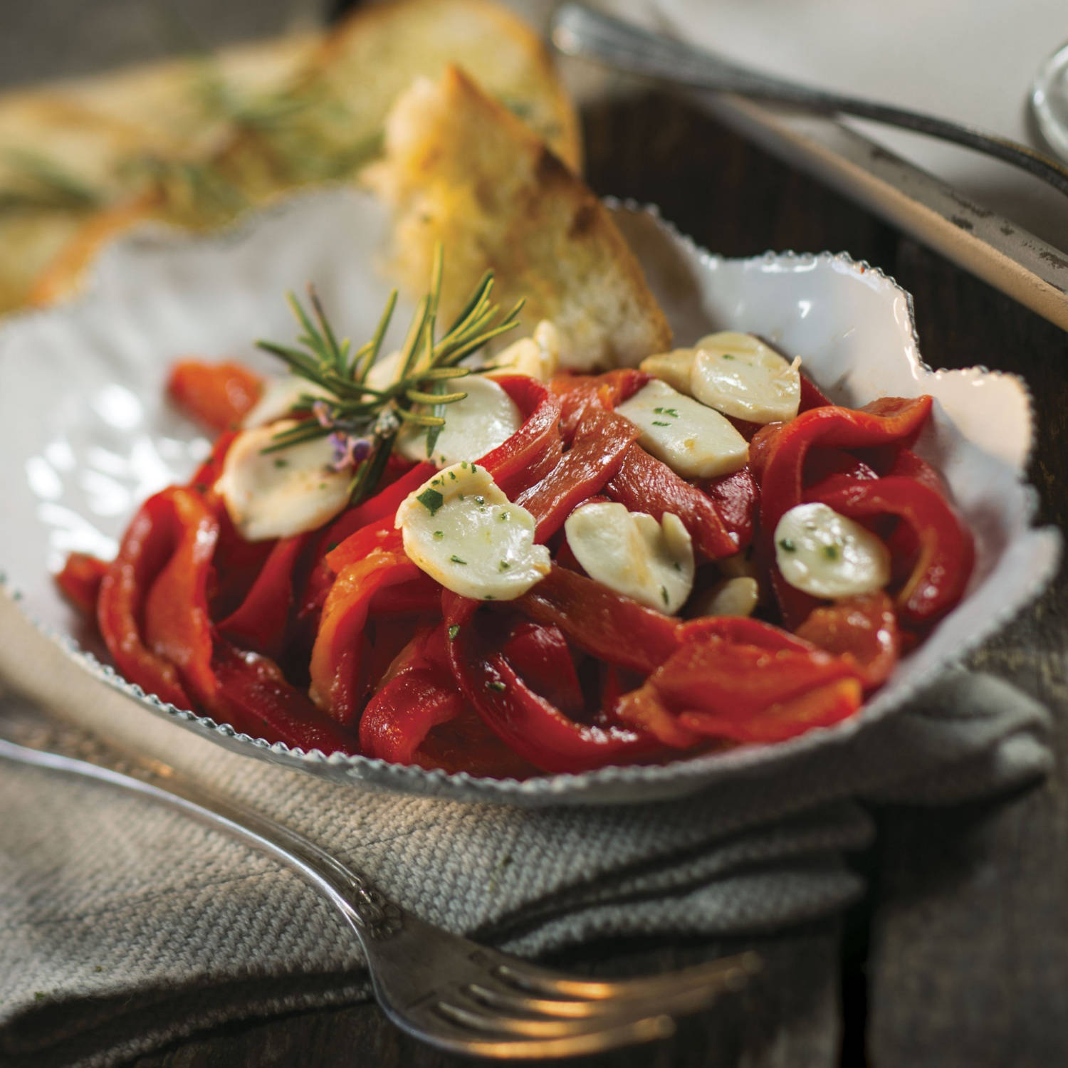 Solata s pečeno papriko in mozzarello