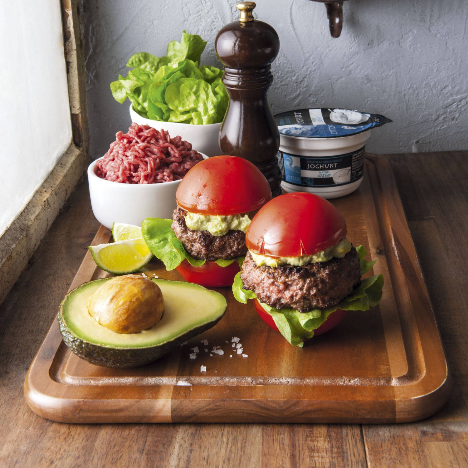 Paradižnikov burger z avokadovo kremo