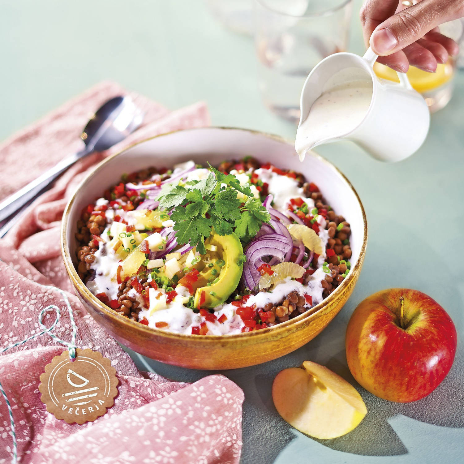 Osvežilna solata z lečo in zelišči