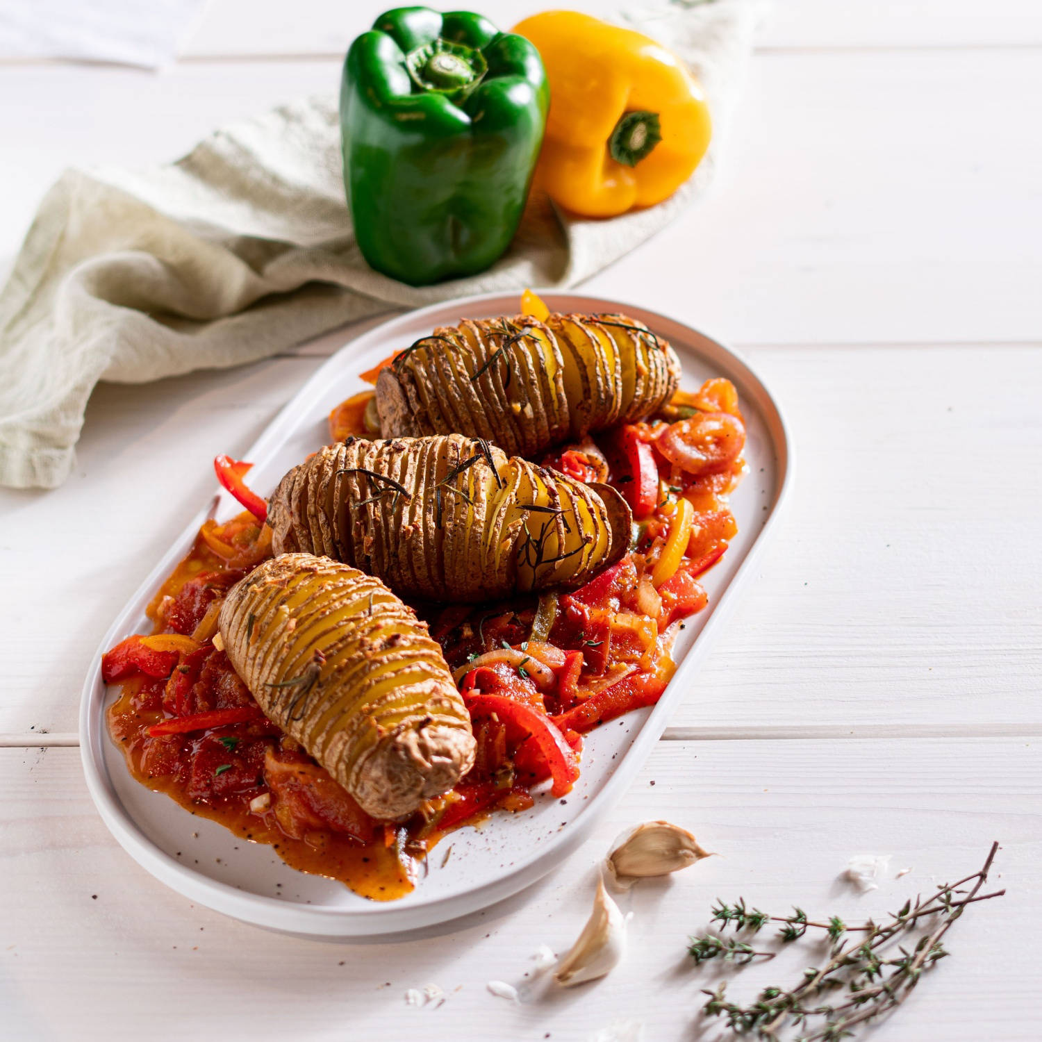 Pahljačasti krompirji na žaru z domačo peperonato