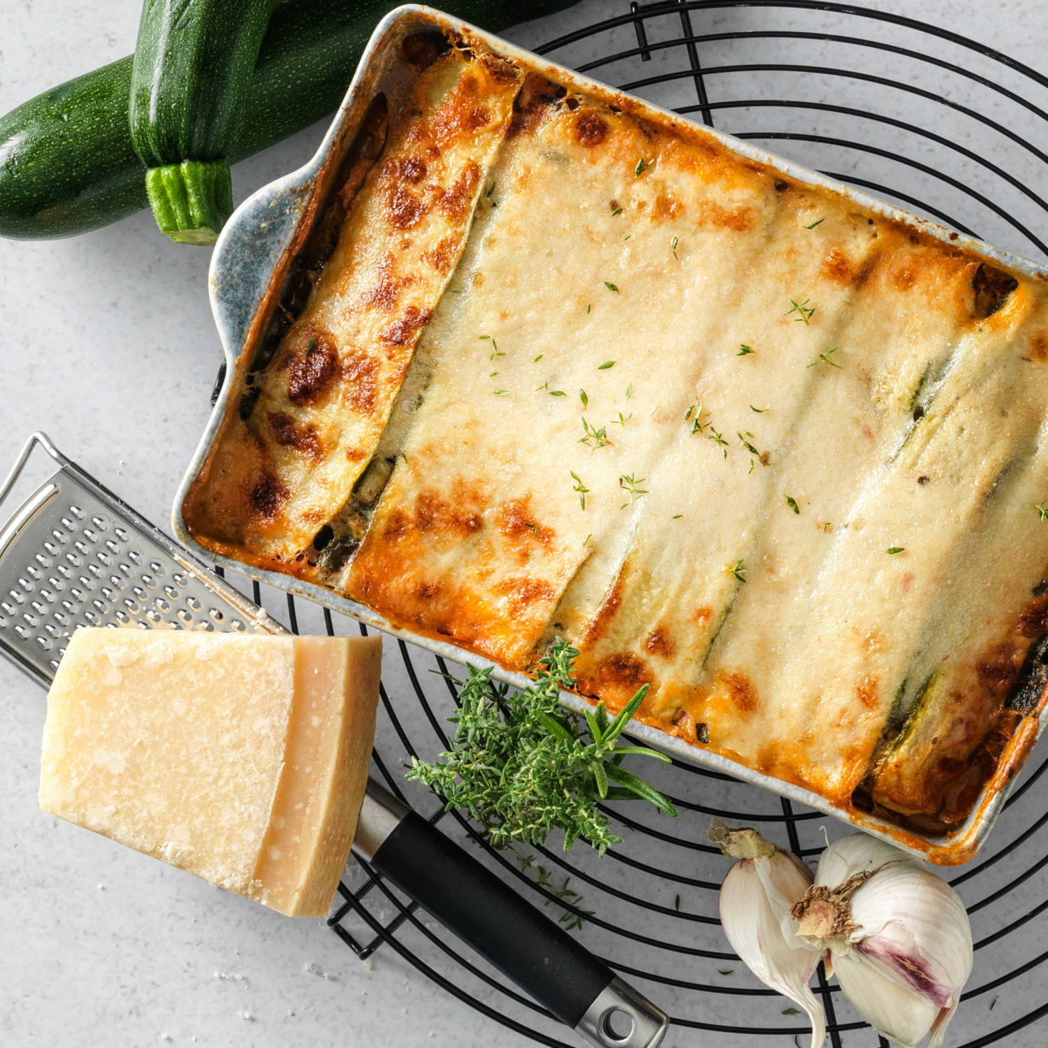 Serviervorschlag: Zucchetti-Lasagne mit Lachfiletstreifen