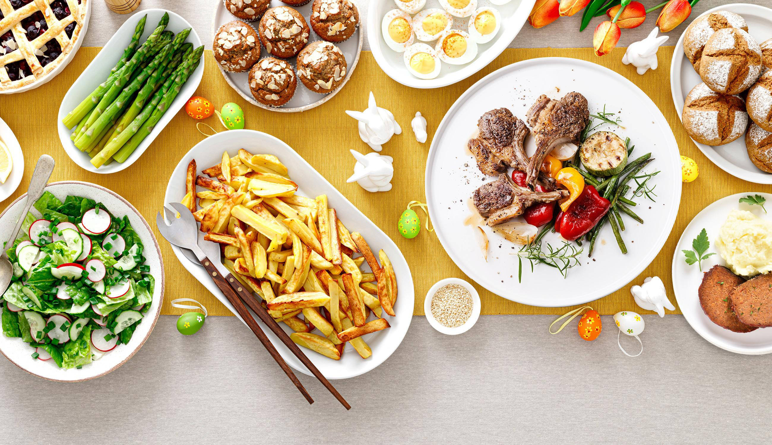 Tavola apparecchiata con menu di Pasqua tradizionale