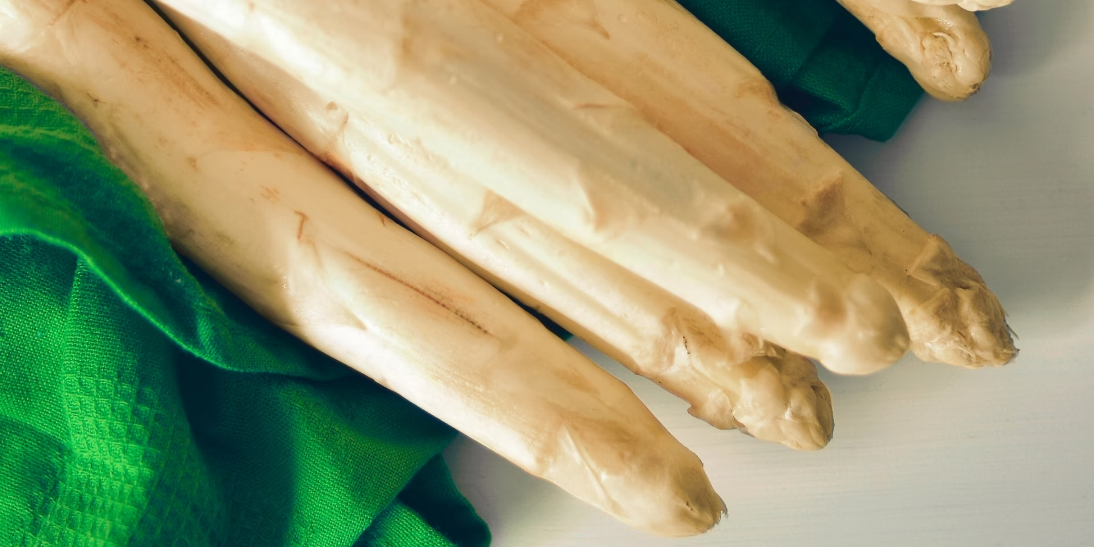 Fünf Stangen ungeschälter weißer Spargel.