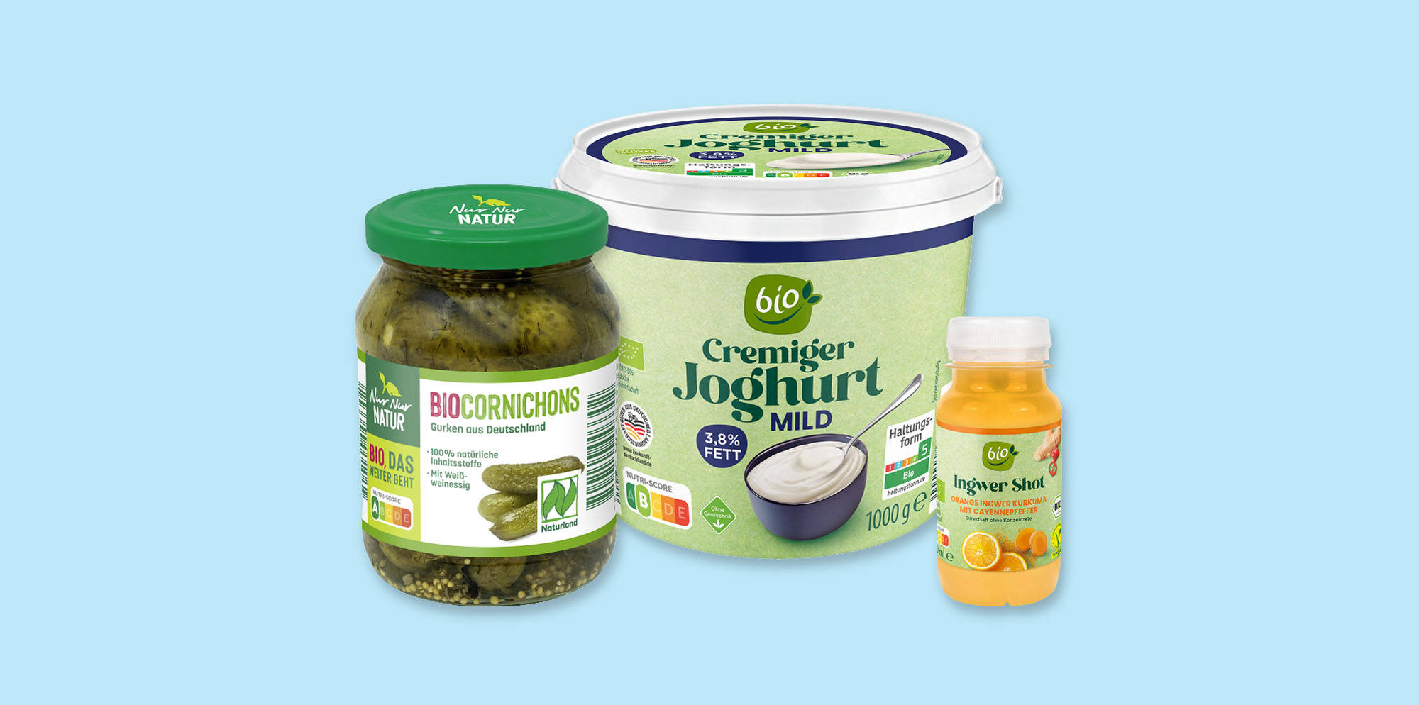 Verschiedene Bio-Lebensmittelprodukte auf blauem Hintergrund.