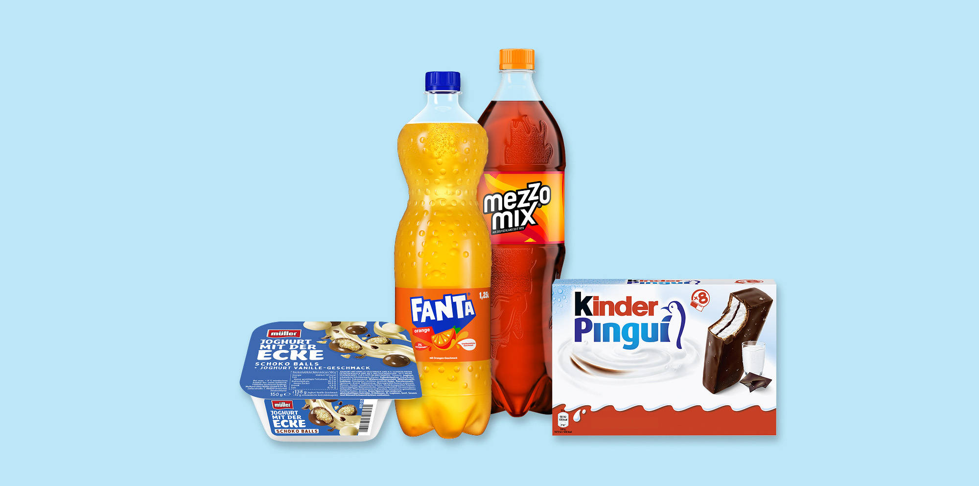 Verschiedene Snack- und Getränkeprodukte auf blauem Hintergrund