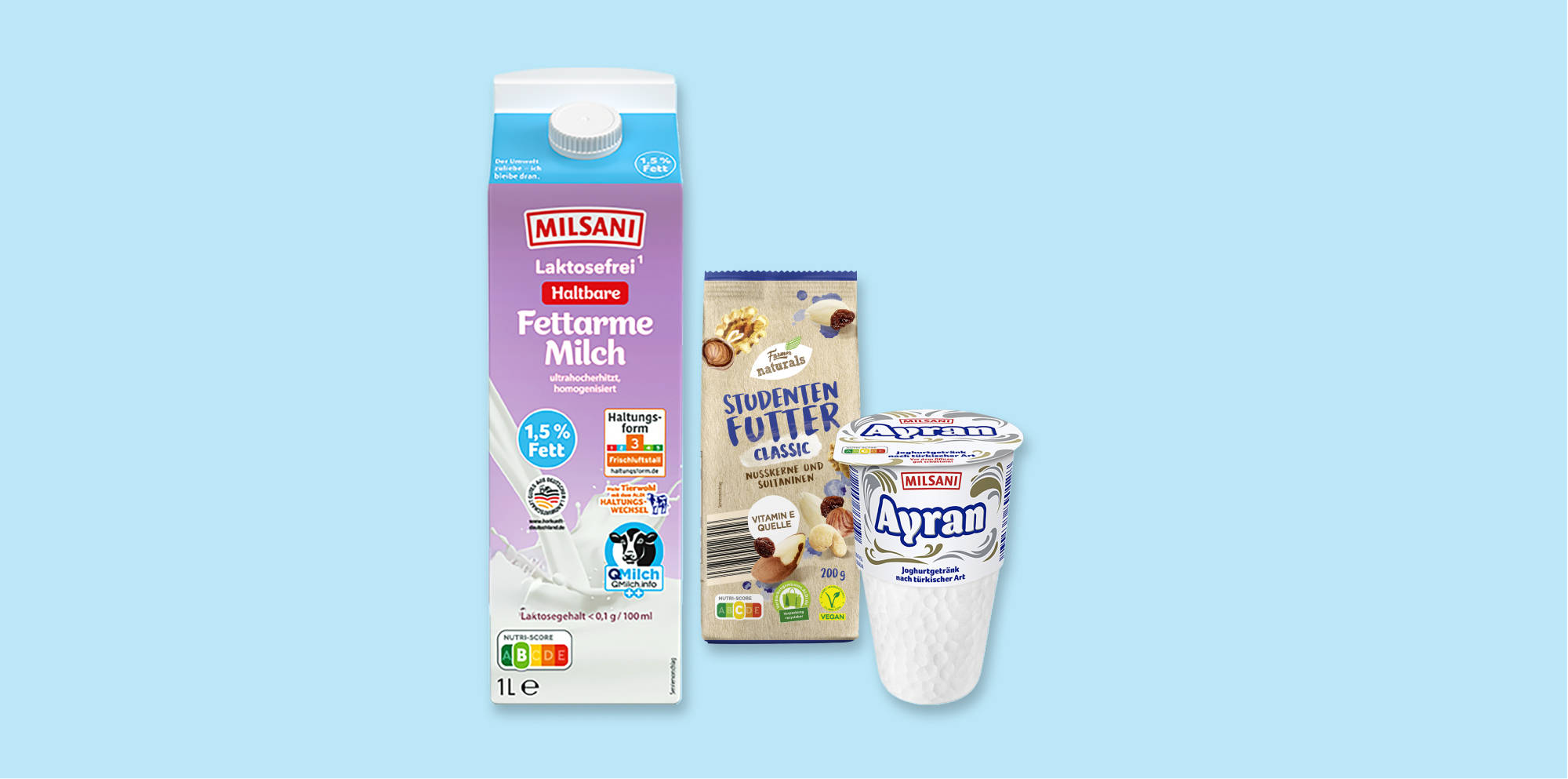 Verschiedene Snack- und Getränkeprodukte auf blauem Hintergrund