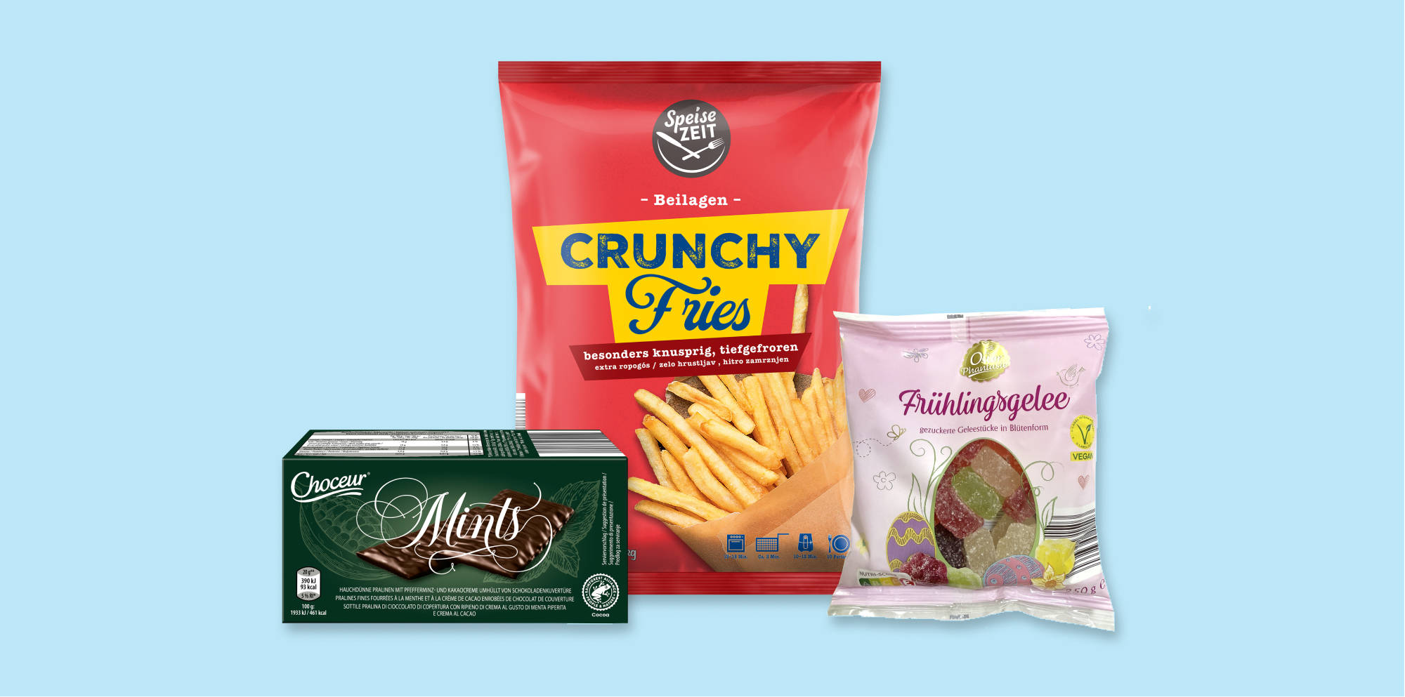 Gemischte Snacks und Süßigkeiten auf blauem Hintergrund.