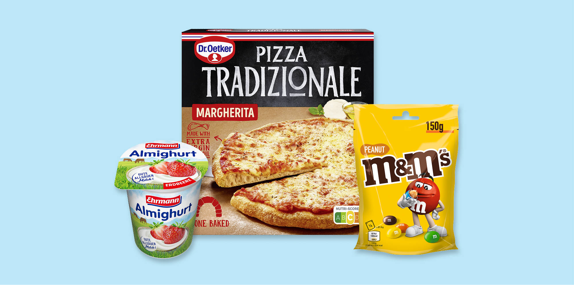 Gemischte Lebensmittel mit Pizza und Snacks auf blauem Hintergrund.